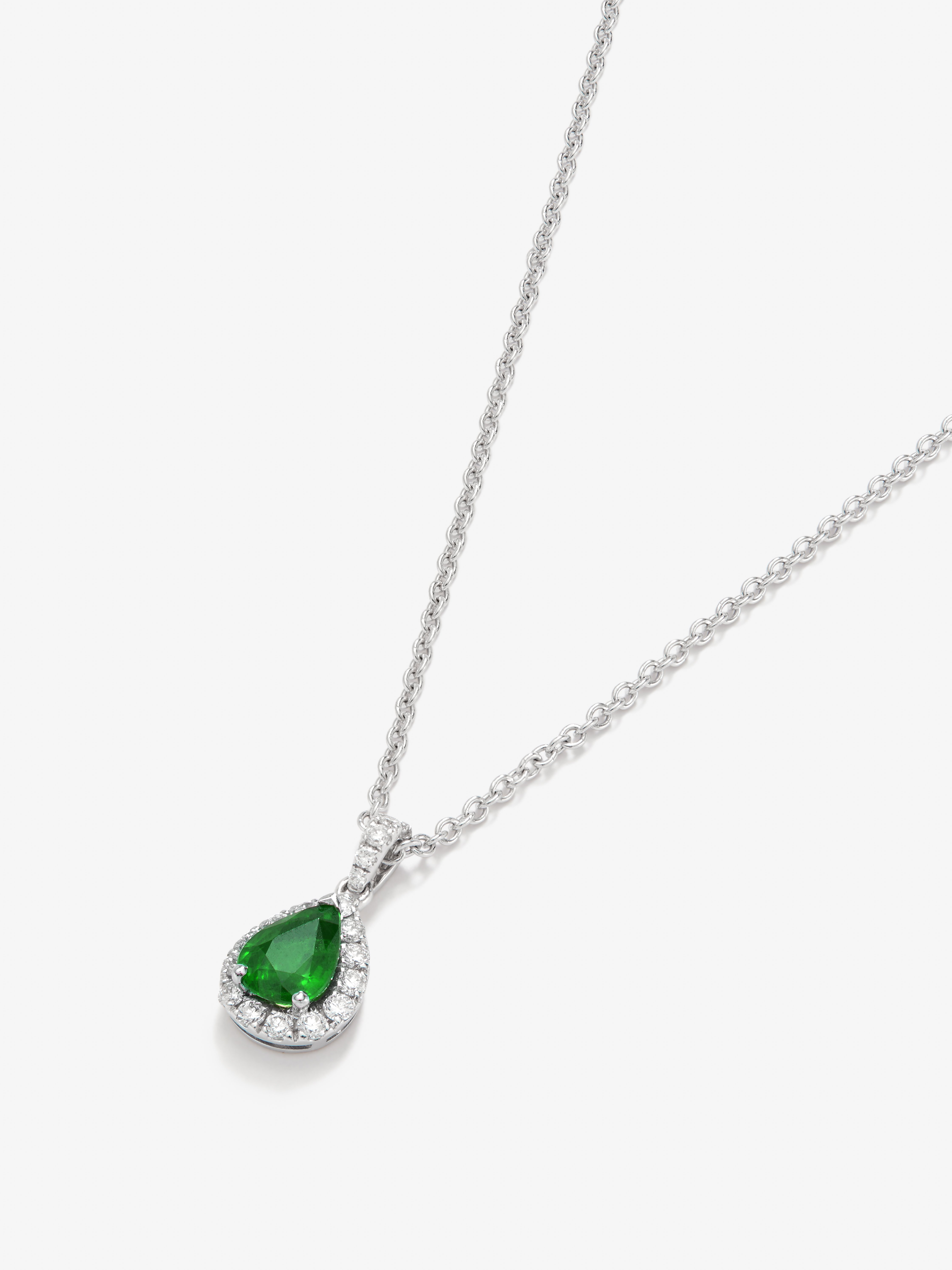 Colgante de oro blanco de 18K con esmeralda y diamantes en talla brillante con un total de 0,15 cts