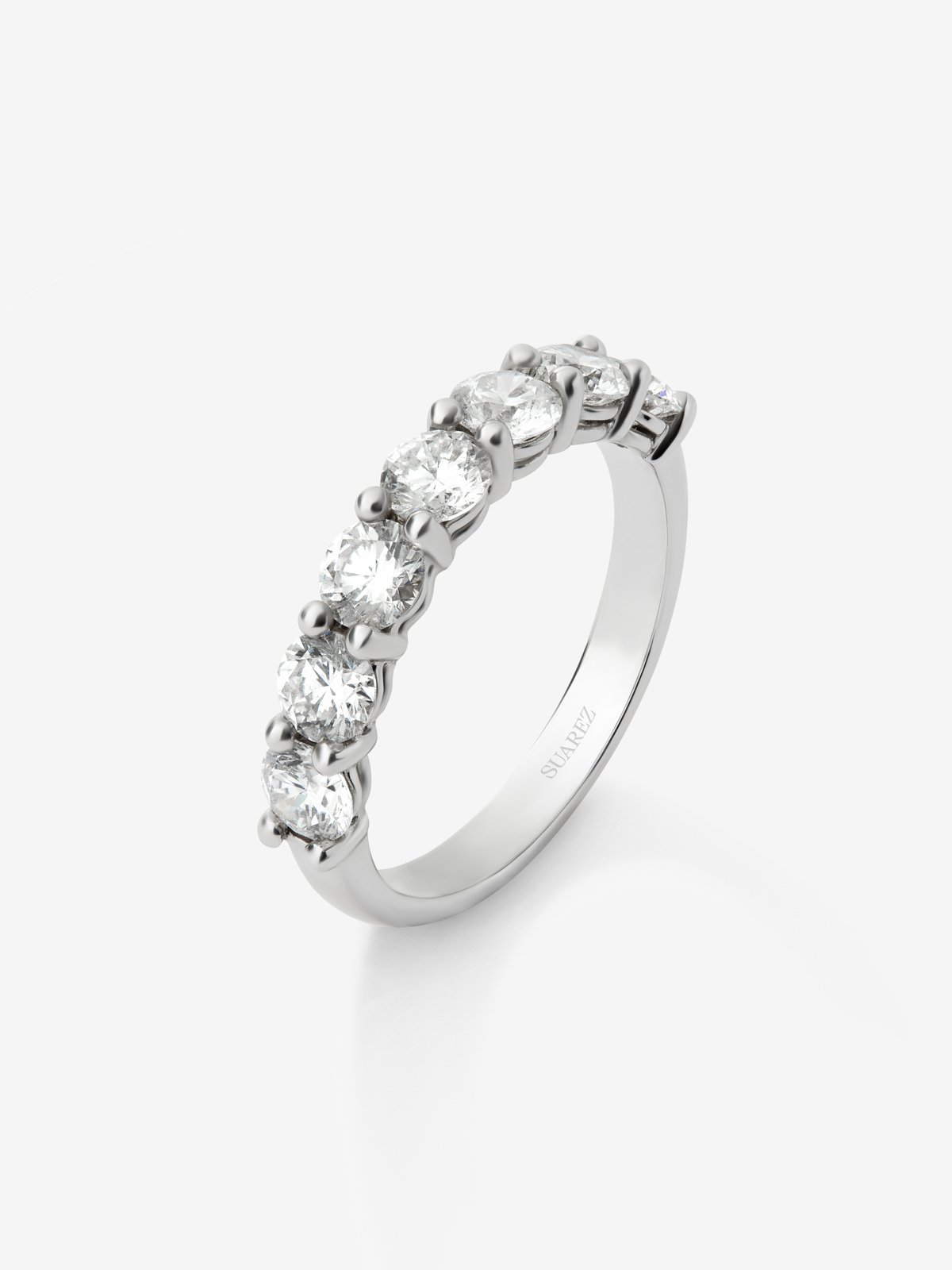 Media alianza de oro blanco de 18K con 8 diamantes en talla brillante con un total de 1,6 cts