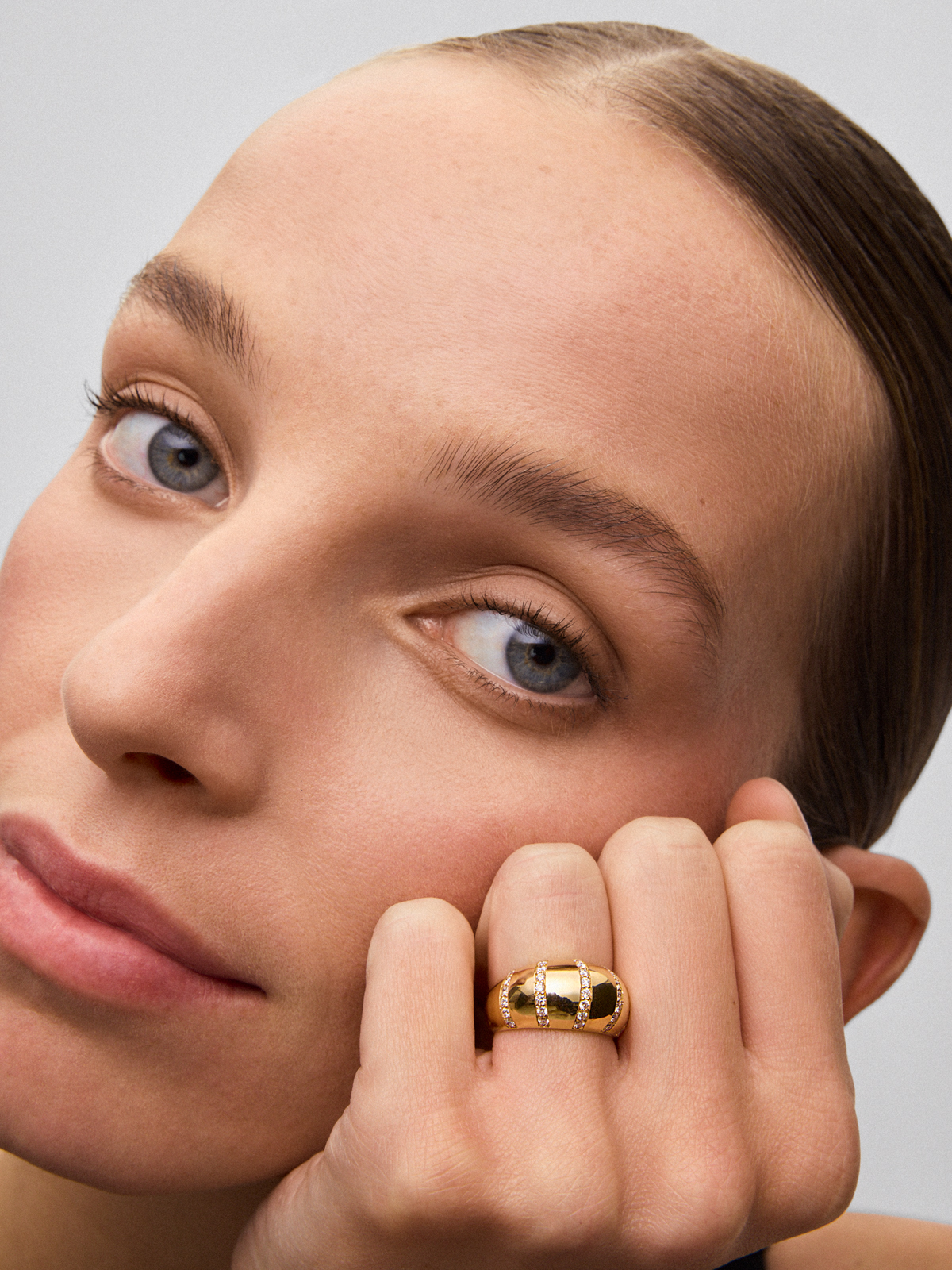 18K Yellow Gold Ring with Brilliant-Cut Pavé Diamonds