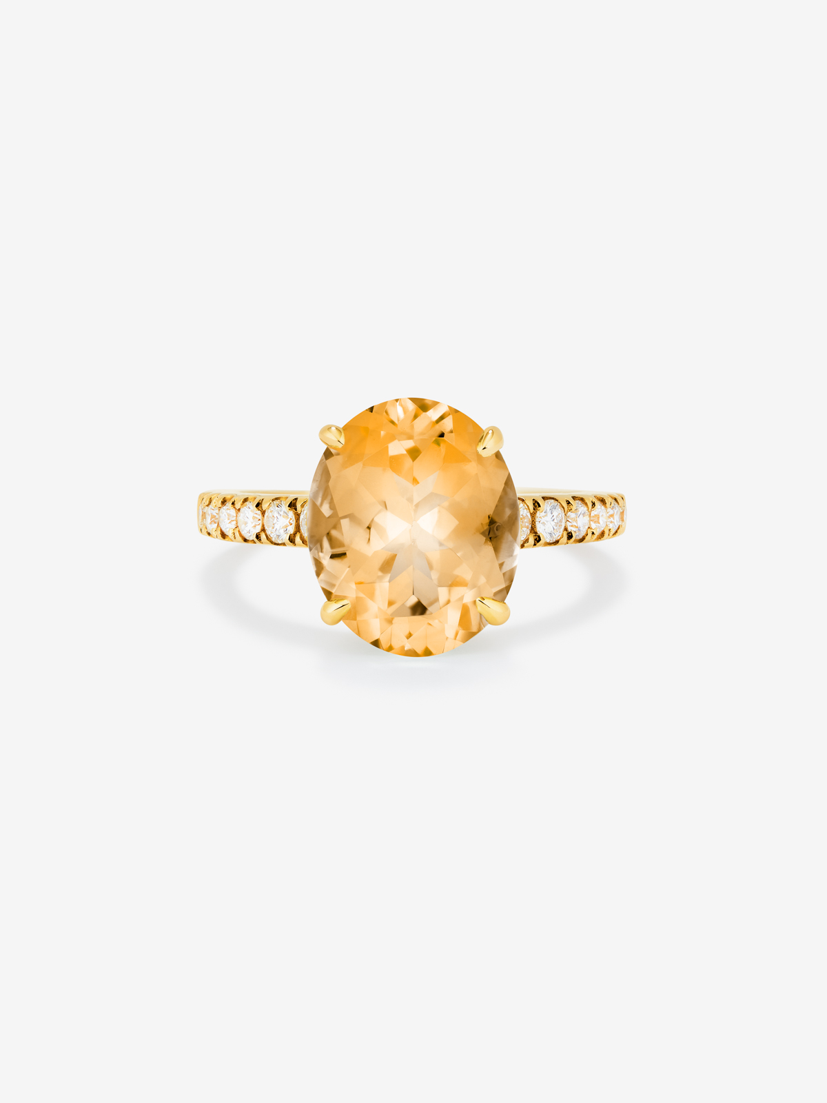 18K white gold solitaire ring with oval-cut citrine quartz of 4.4 cts and brilliant-cut diamonds of 0.29 cts