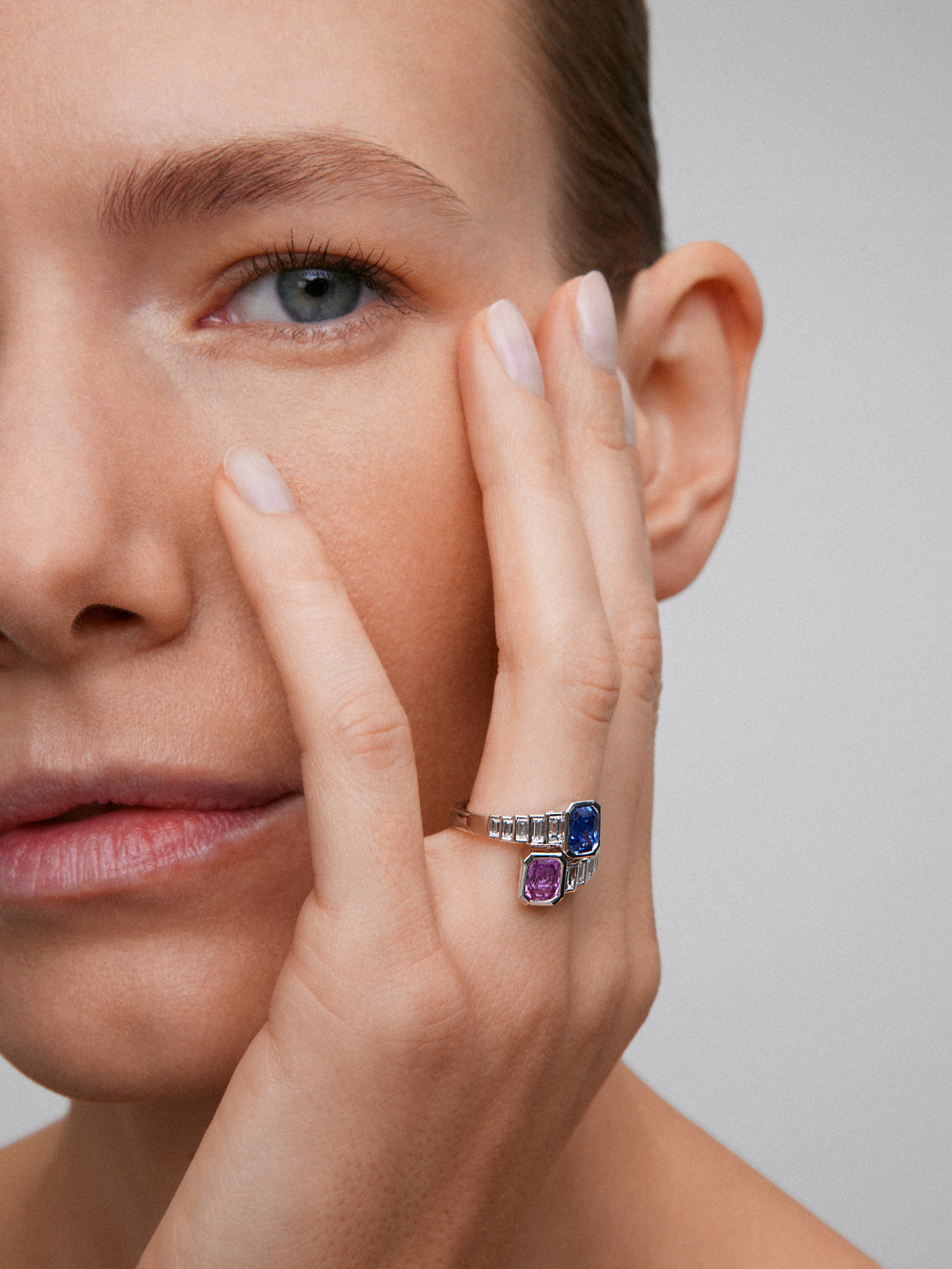 Anillo tú y yo de oro blanco de 18K con zafiro rosa en talla octogonal de 1,02 cts, zafiro azul royal en talla octogonal de 1,19 cts y diamantes blancos en talla baguette de 0,57 cts