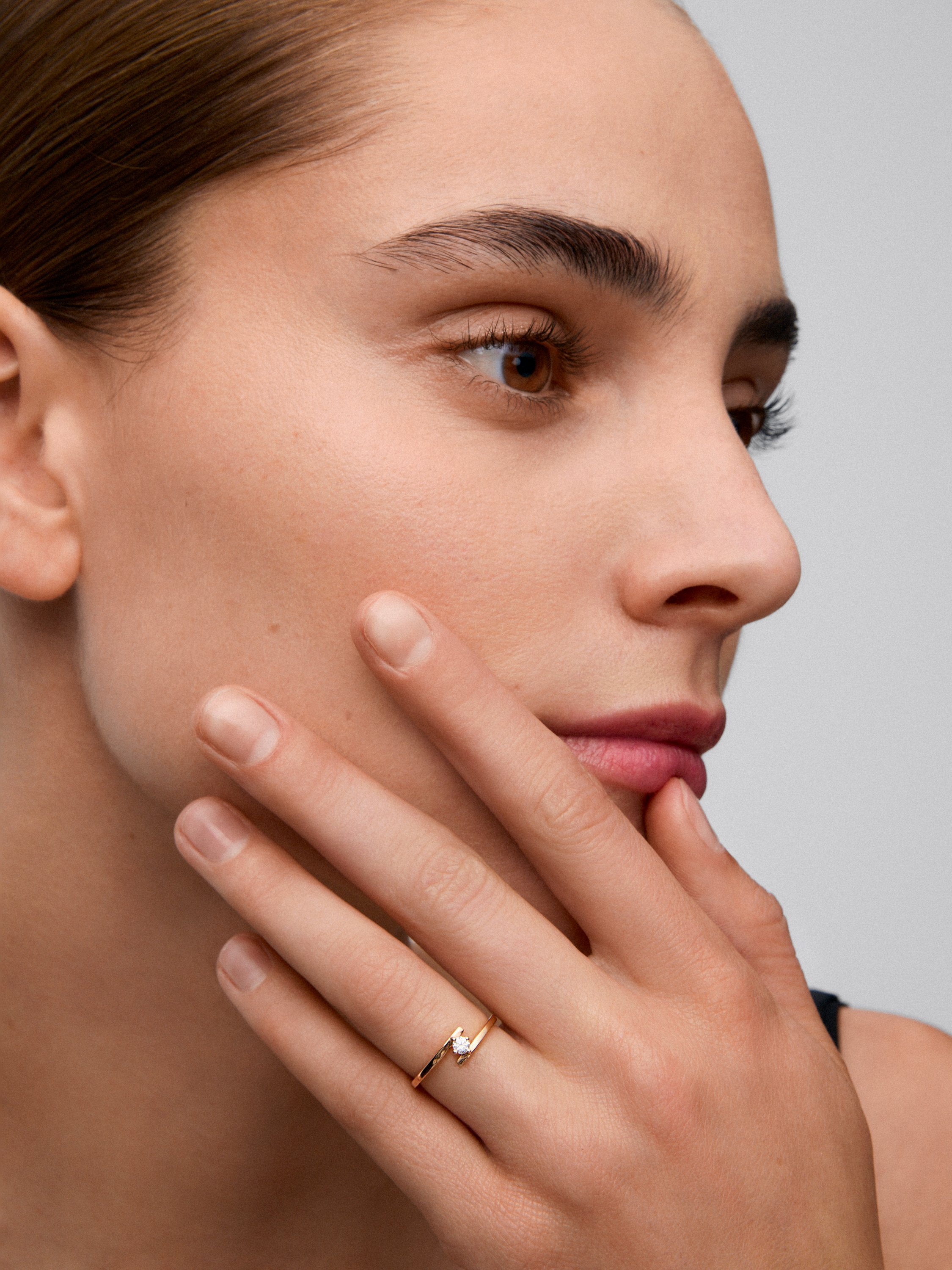 Anillo solitario de oro rosa de 18K con diamante en talla brillante de 0,1 cts