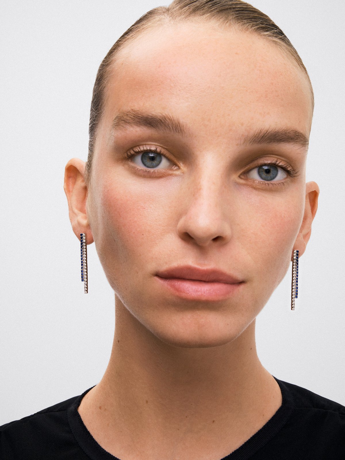 Pendientes colgante de oro blanco de 18K con diamante y zafiro