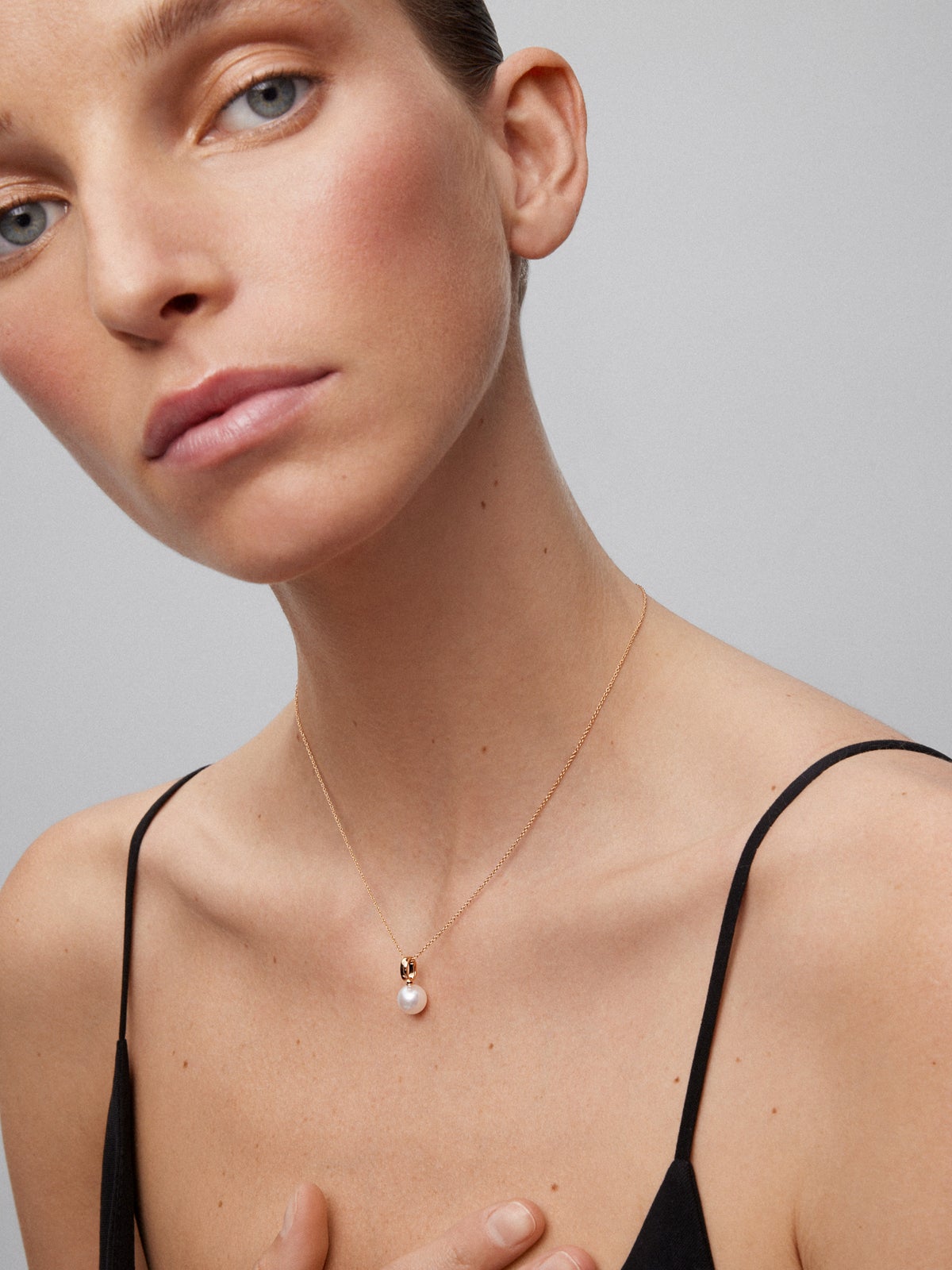 Colgante de cadena de oro rosa de 18k con perla akoya de 8,5 mm