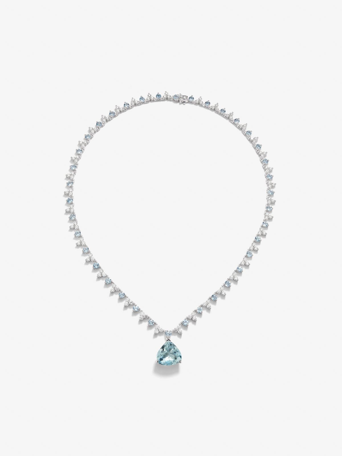 Collar rivière de oro blanco de 18K con aguamarina en talla pera de 5,88 cts,38  aguamarinas en talla brillante con un total de 5,41 cts y 114 diamantes en talla brillante con un total de 6,27 cts