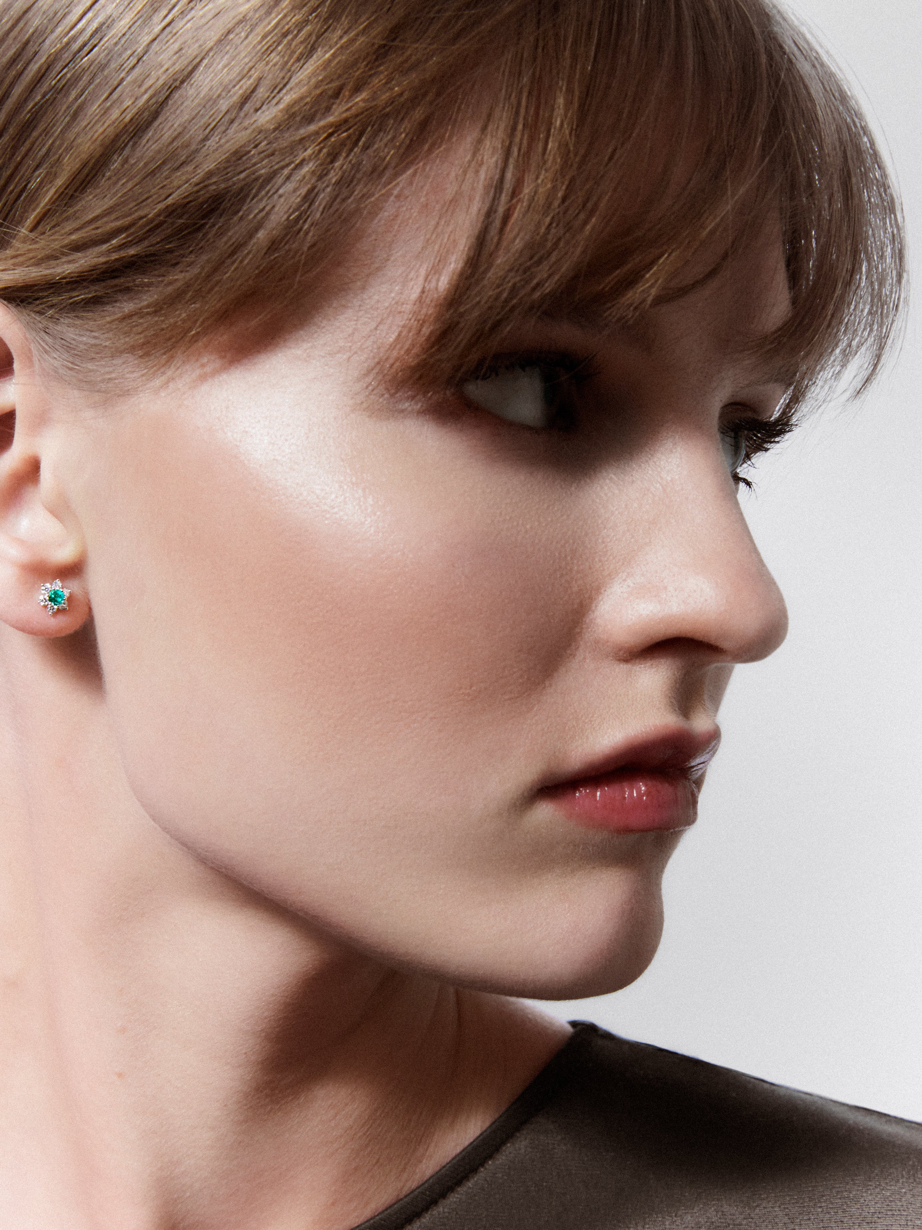 Pendientes flor de oro blanco de 18K con esmeralda y diamante