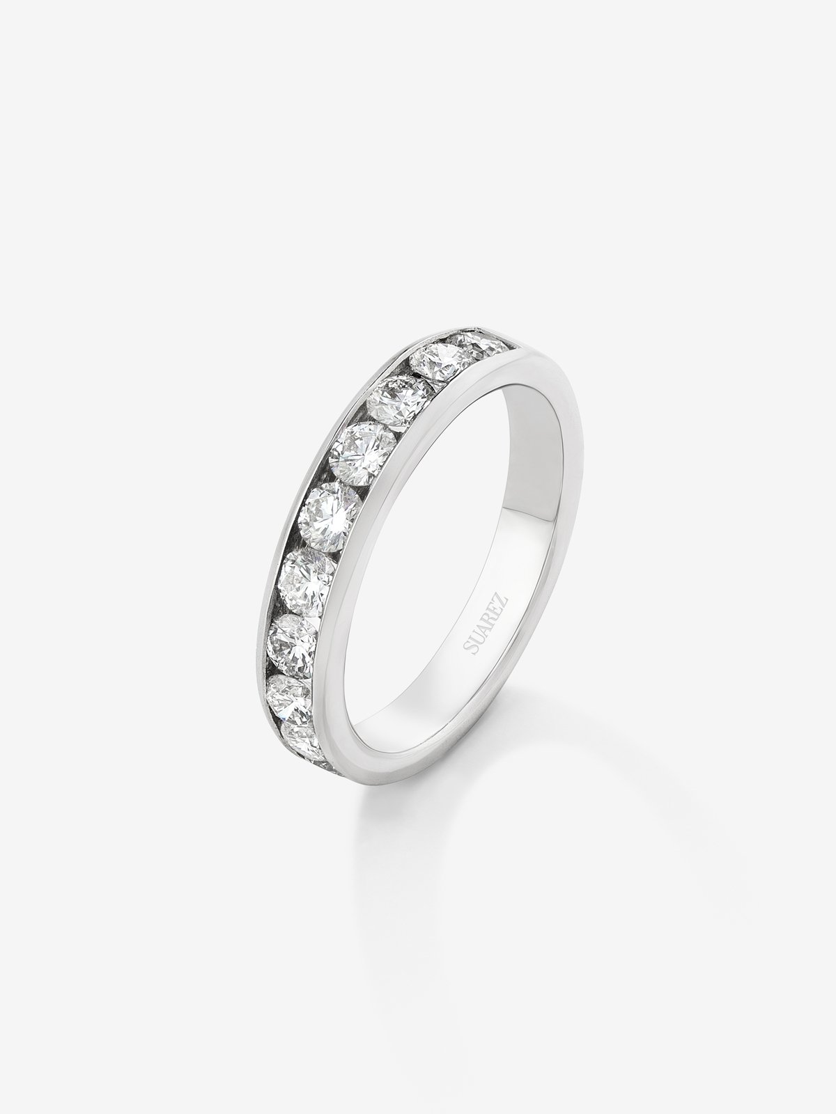 Media alianza de oro blanco de 18K con 12 diamantes en talla brillante con un total de 0,88 cts