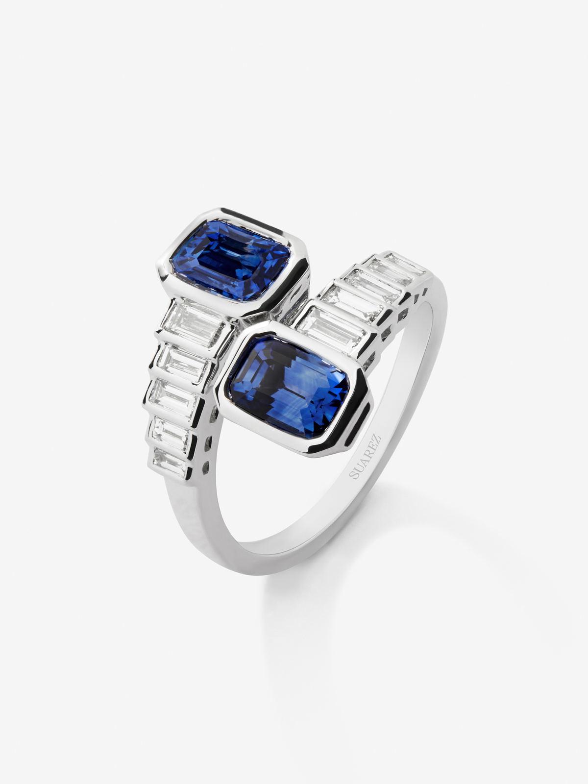 Anillo tú y yo de oro blanco de 18K con zafiros azul y azul vivid en talla octogonal de 2,2 cts y diamantes blancos en talla baguette de 0,52 cts