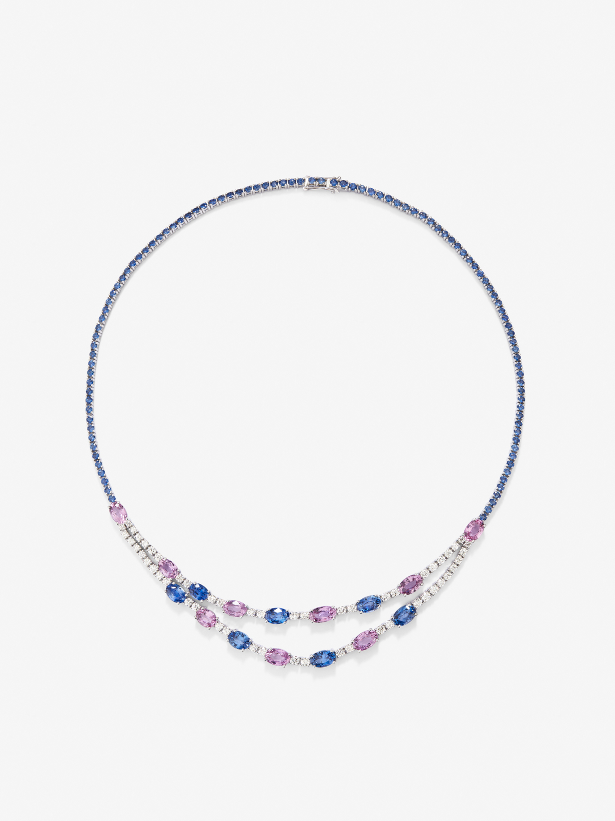 Collar de oro blanco de 18K con zafiros azules en talla oval de 15,7 cts, zafiros rosas en talla oval de 10,17 cts y diamantes blancos en talla brillante de 3,08 cts