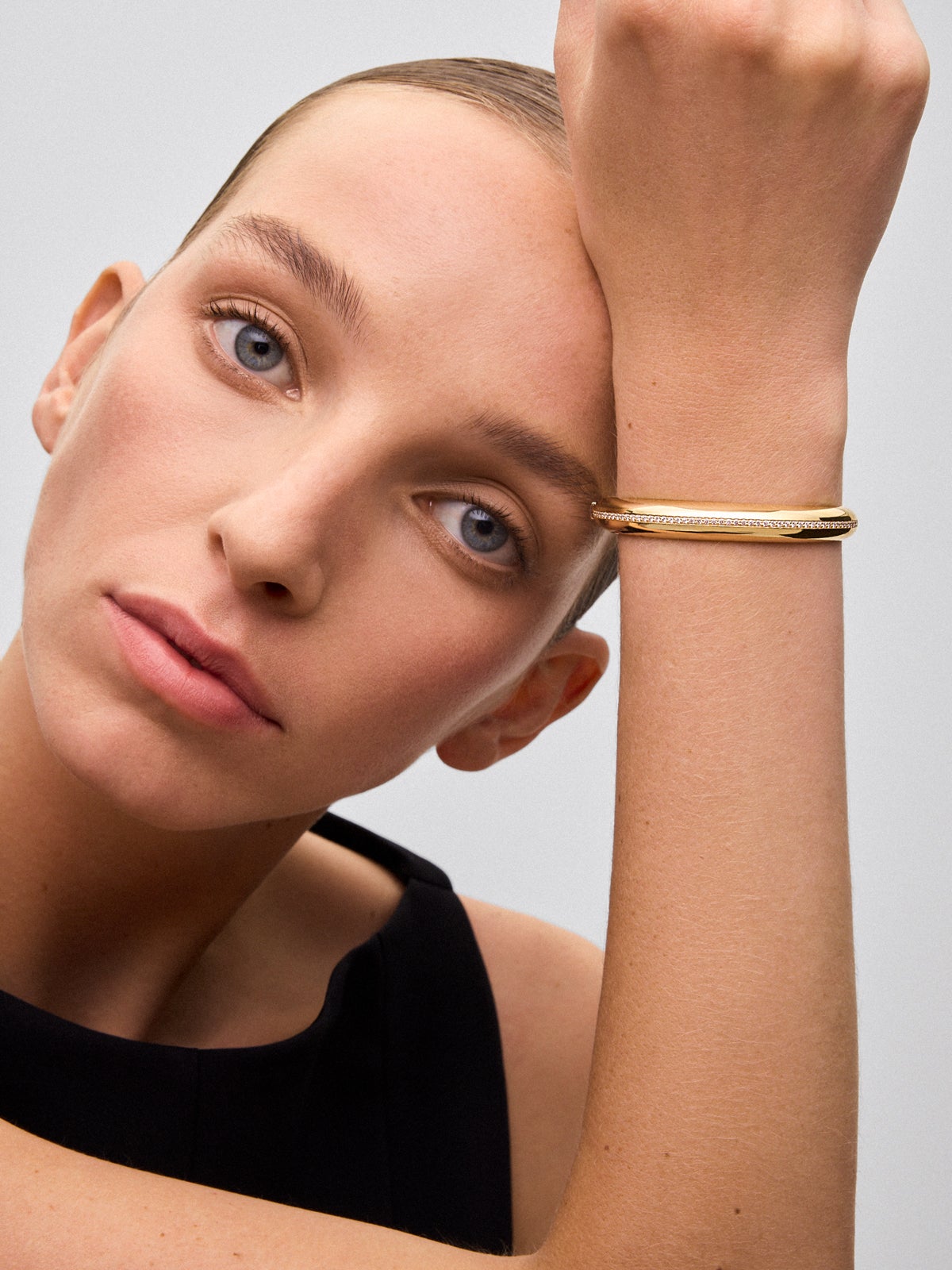 Rigid 18K Yellow Gold Bracelet with Pavé Brilliant-Cut Diamonds