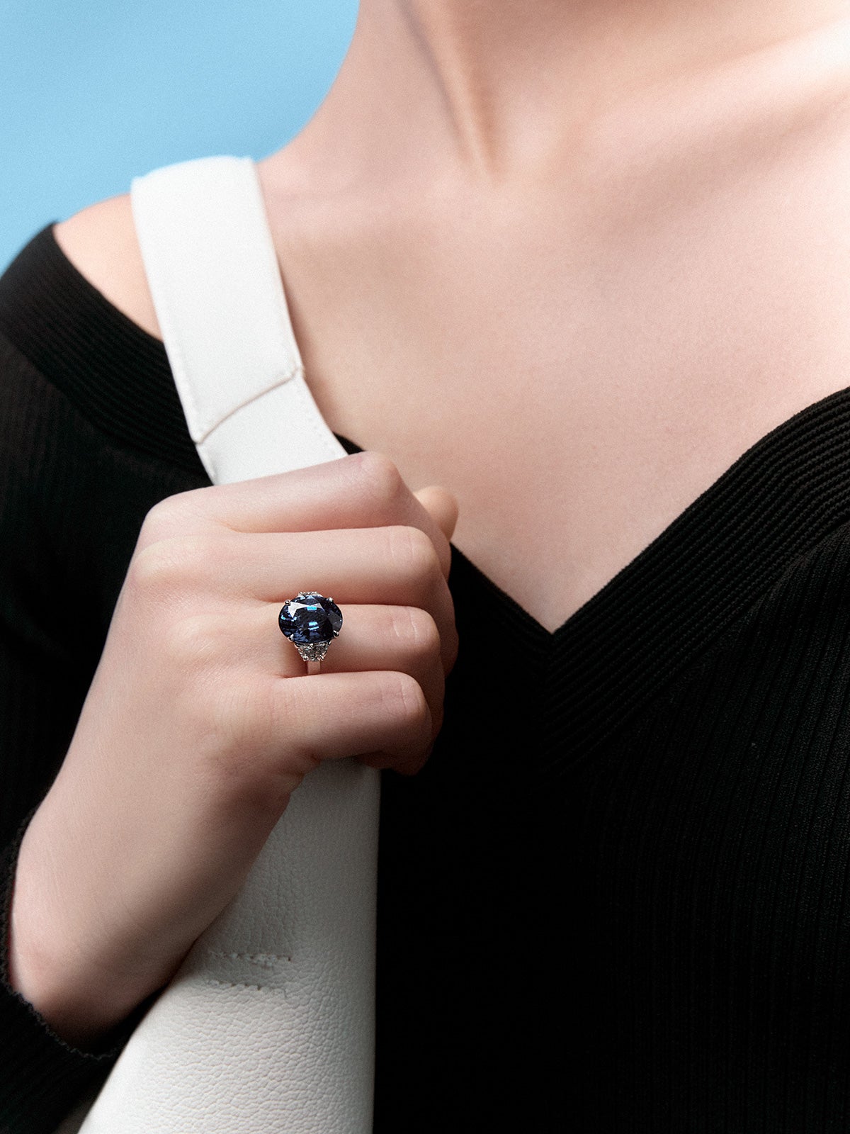 Anillo tresillo de oro blanco de 18kt con zafiro azul oval de 6,49cts y diamantes