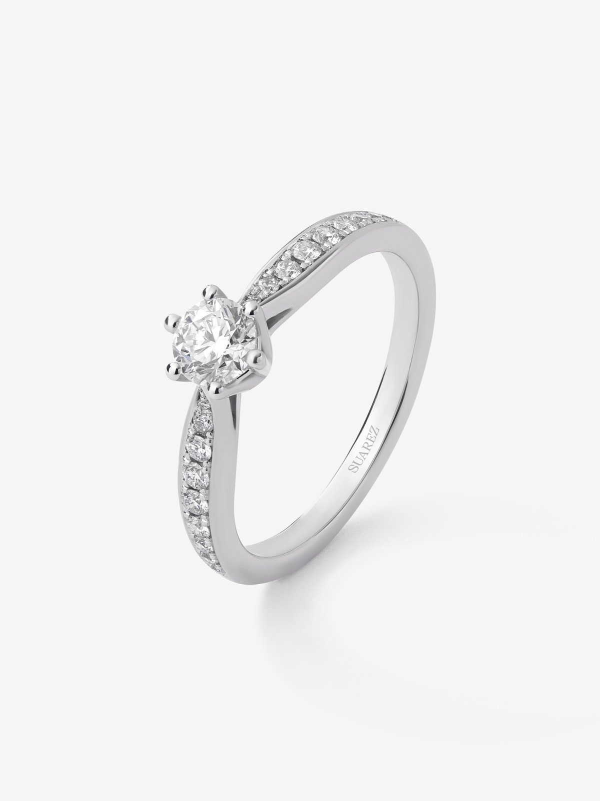 Anillo solitario de oro blanco de 18K con diamante central en talla brillante de 0,40 cts y diamantes en talla brillante con un total de 0,19 cts