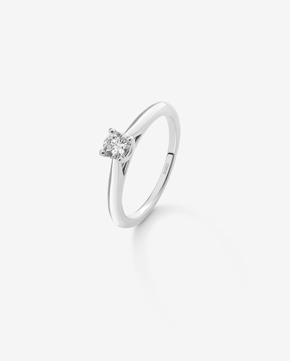 Anillo solitario de oro blanco de 18K con diamante en talla brillante de 0,1 cts