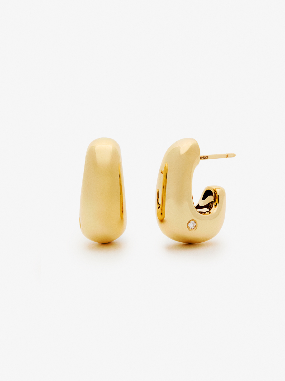 Pendientes pequeños de aro de oro amarillo de 18K con diamantes en talla brillante de 0,05 cts