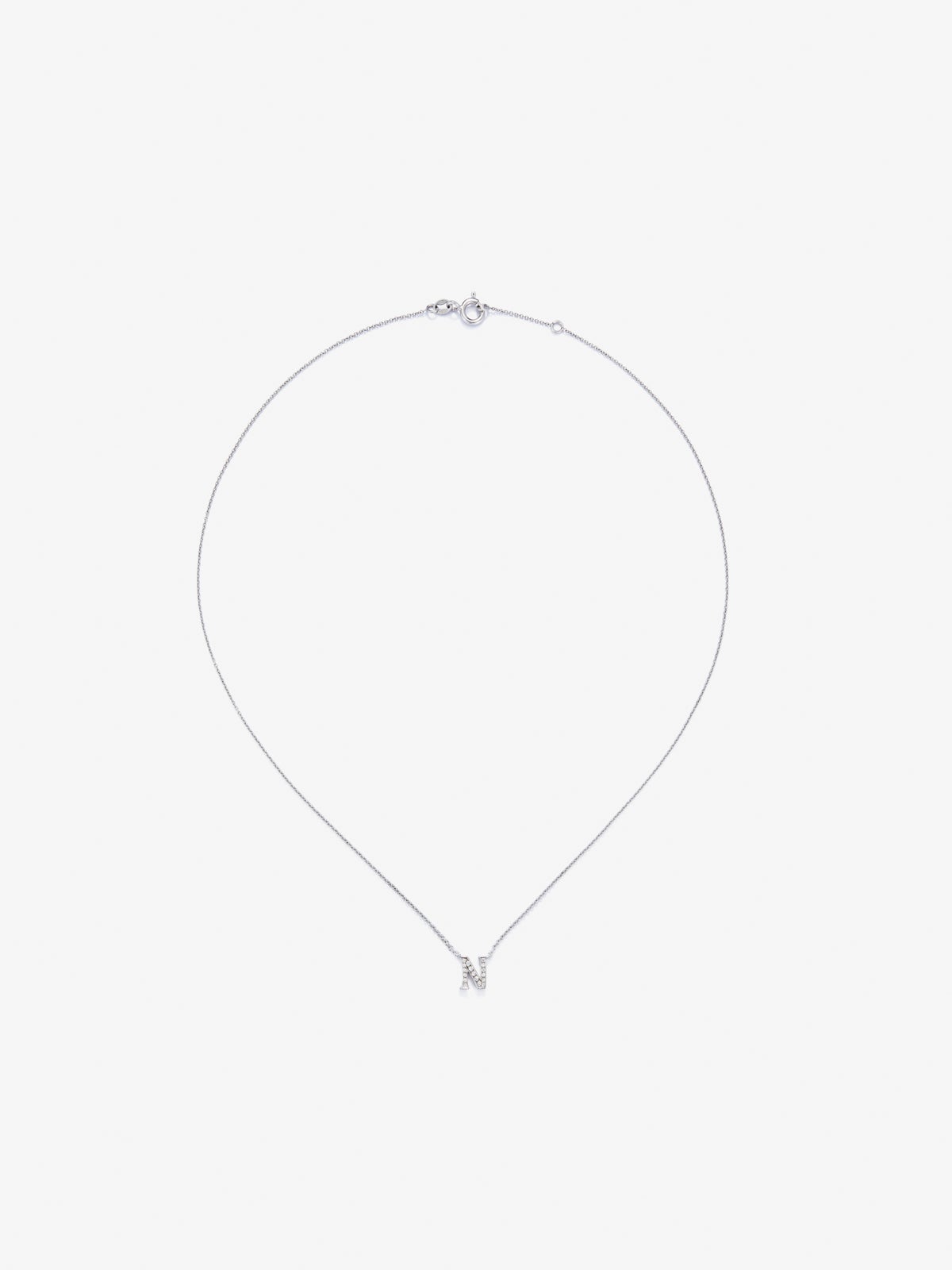 Colgante cadena con inicial pequeña de oro blanco de 18K y diamantes