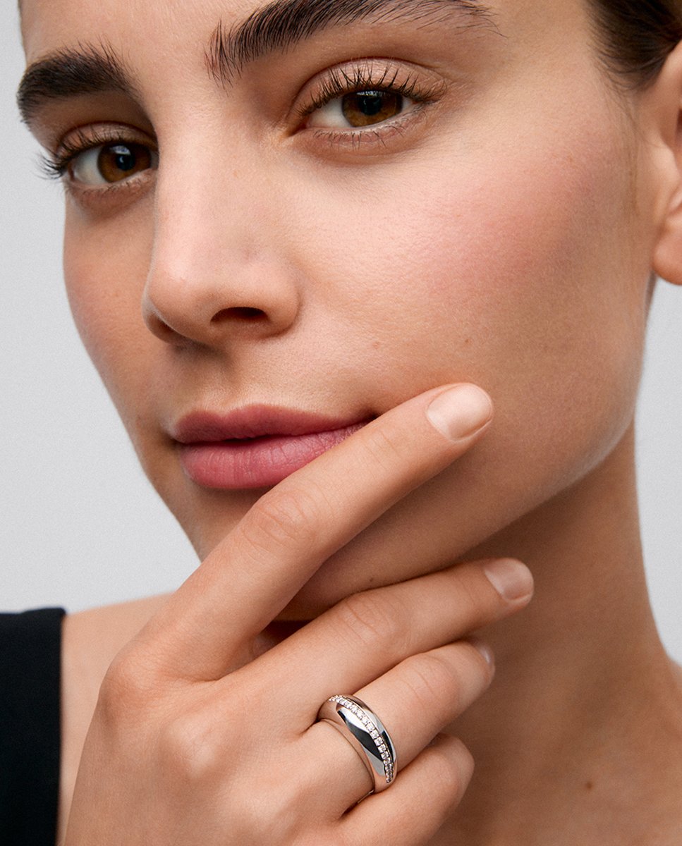 Anillo de oro blanco de 18K con pavé de diamantes en talla brillante