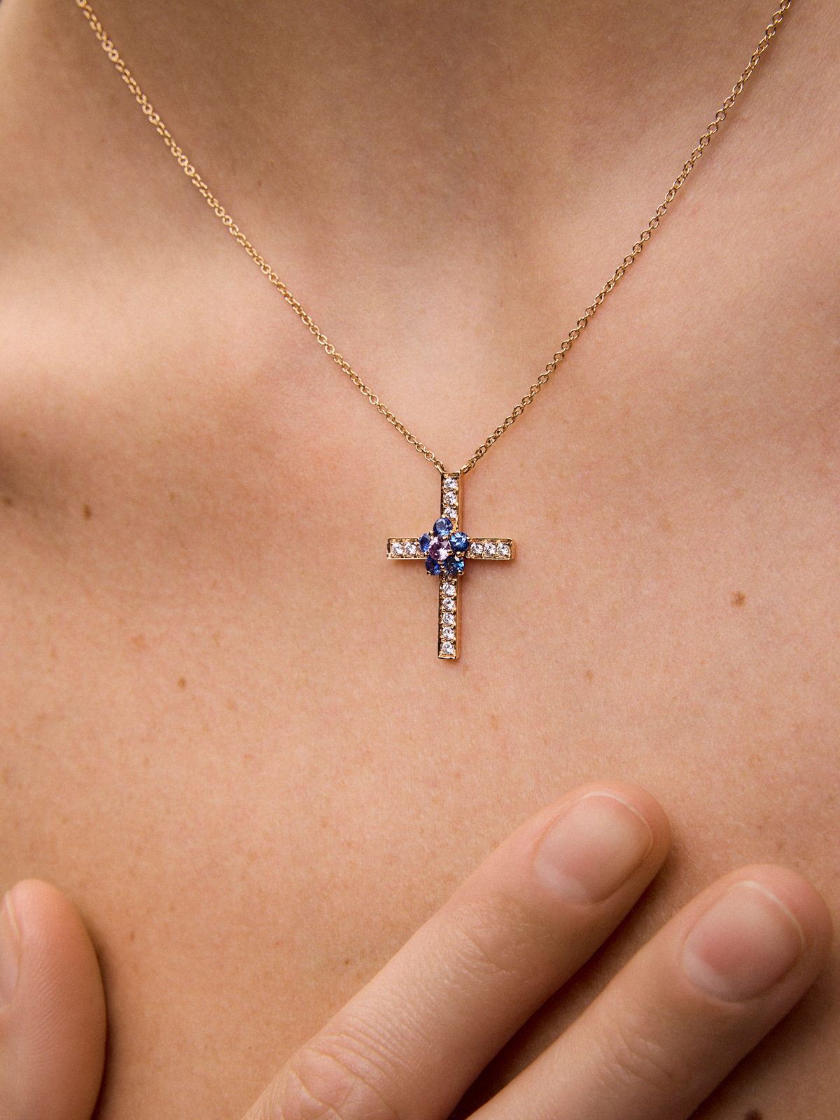 Colgante cruz de oro rosa de 18kt con diamantes y flor con zafiros