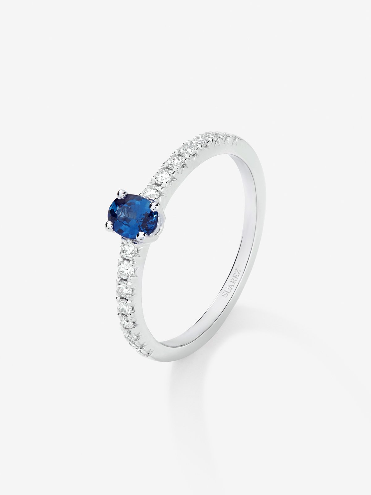 18K white gold ring with oval-cut blue sapphire of 0.21 cts and 16 brilliant-cut diamonds with a total of 0.2 cts