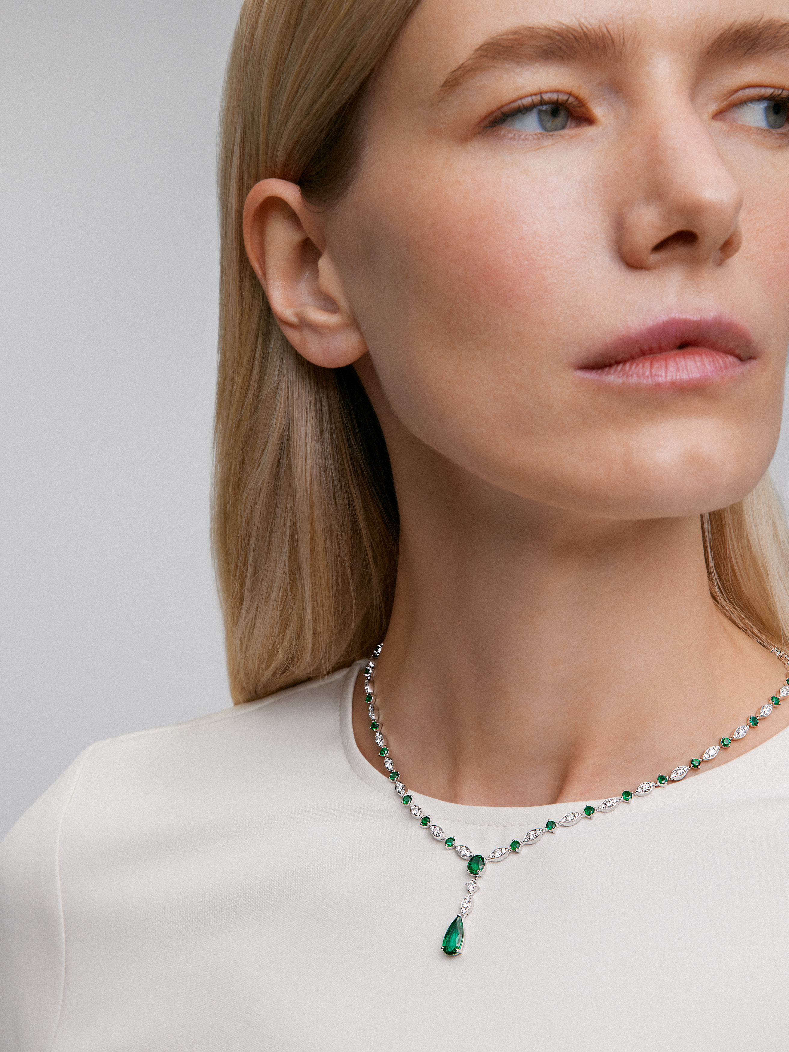 Collar de oro blanco de 18K con esmeralda verde en talla pera de 1,68 cts, esmeraldas verdes en talla brillante y oval de 3,7 cts y diamantes blancos en talla brillante de 3,1 cts
