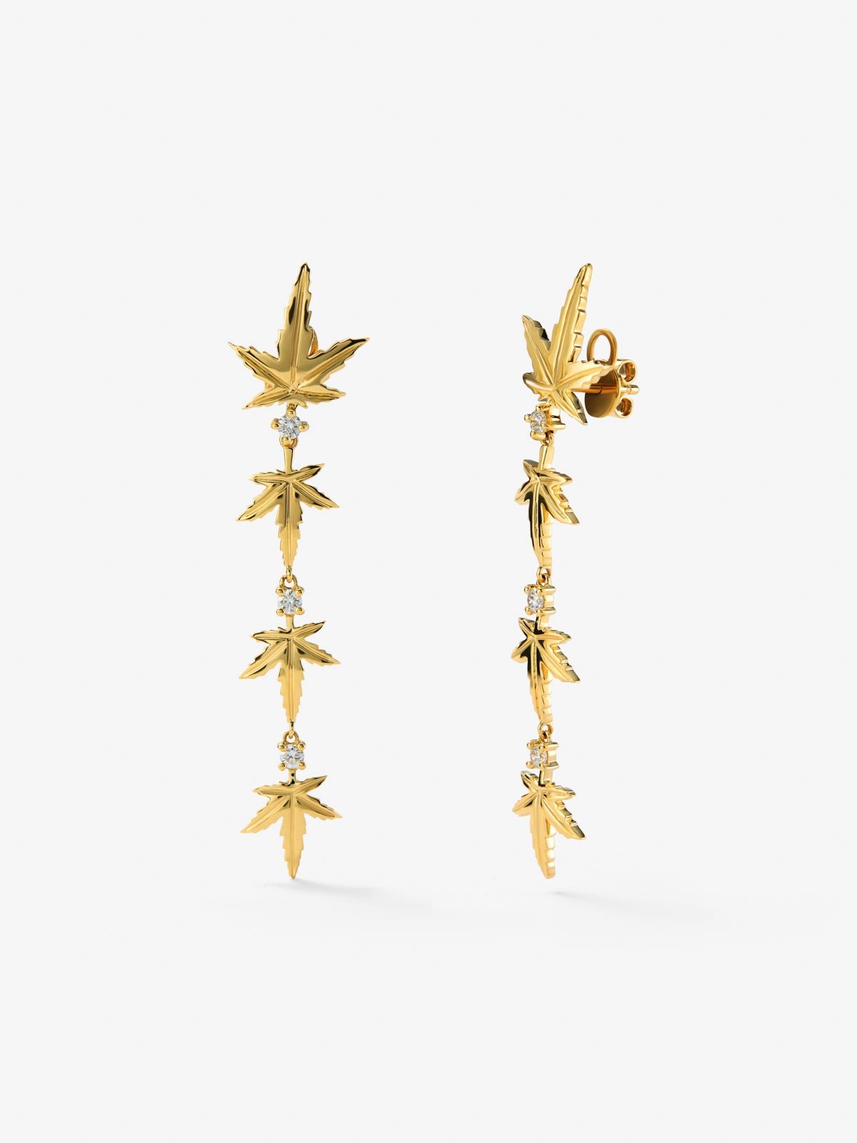 Pendientes de oro amarillo de 18K con 6 diamantes en talla brillante con un total de 0,29 cts y forma de hojas de arce