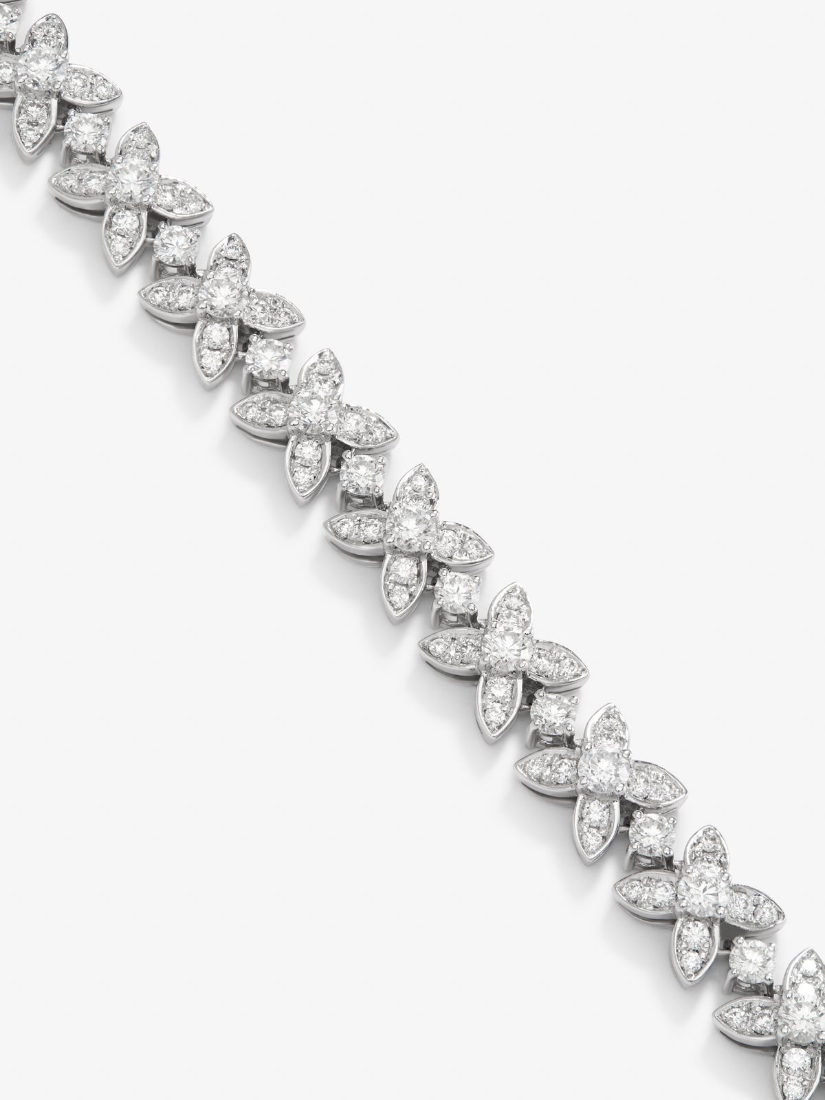 Pulsera de oro blanco de 18K con diamantes blancos en talla brillante de 5,41 cts