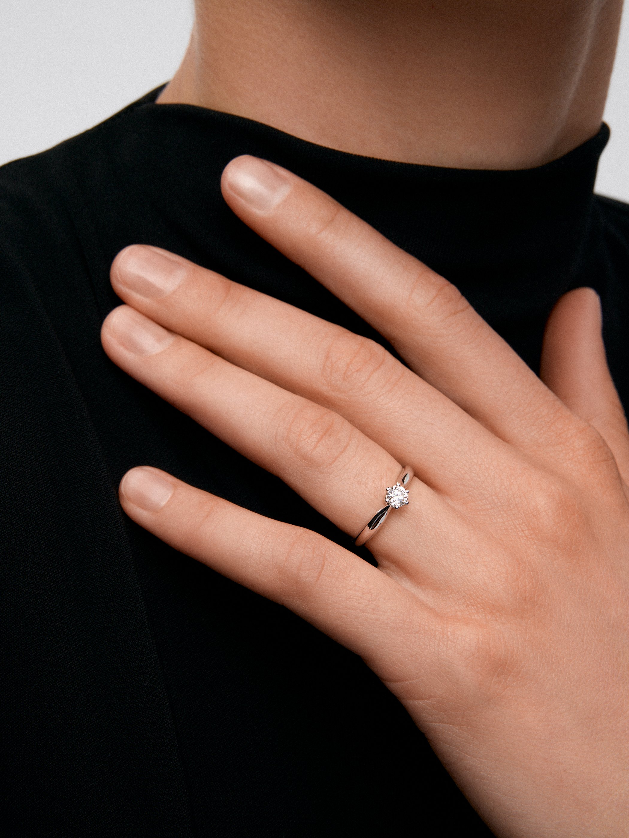 18K white gold compromise ring with 0.3 carat central diamond