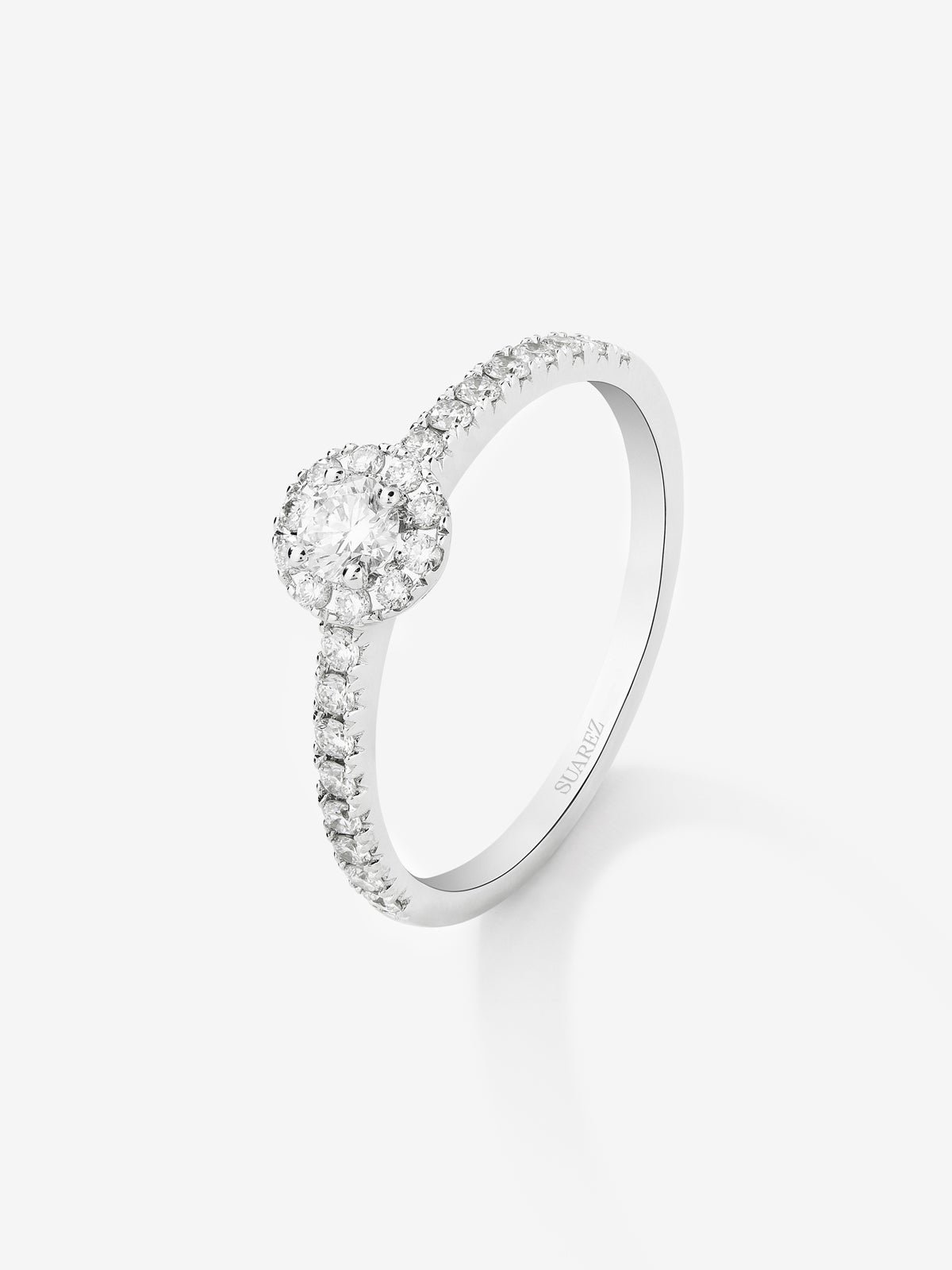 18K white gold ring with central brilliant-cut diamond of 0.15 cts and 26 brilliant-cut diamonds with a total of 0.28 cts