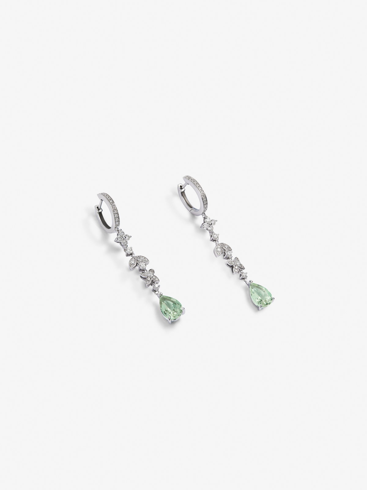 18K white gold earrings with 0.78 ct brilliant-cut diamonds and pear-cut green amethysts