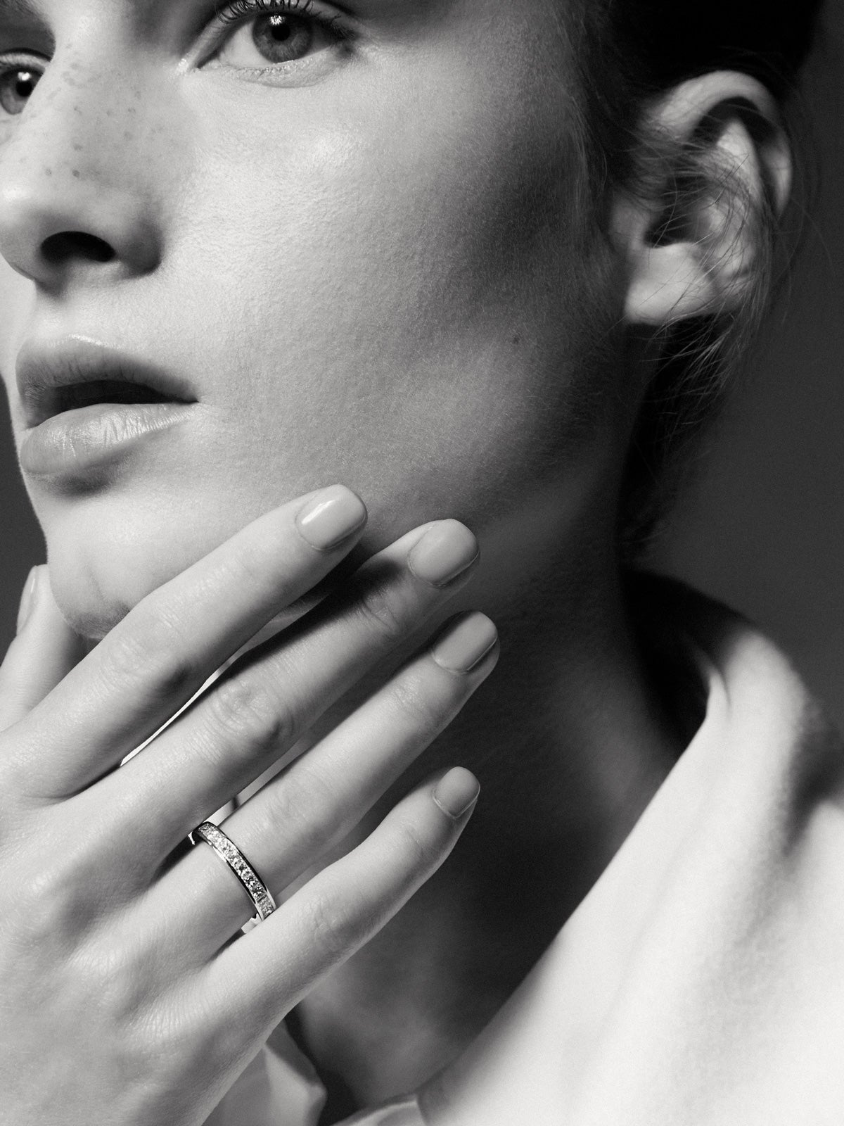 Anillo alianza media de compromiso de oro blanco de 18K con diamantes en talla princesa en carril