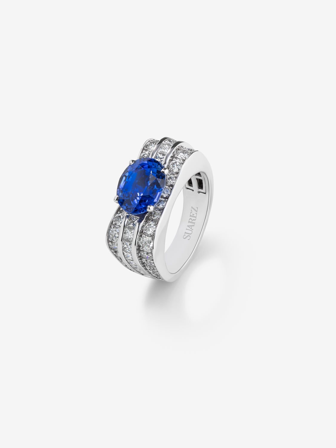 Anillo de oro blanco de 18K con zafiro azul en talla oval 3,69 cts y diamantes blancos en talla princesa y brillante de 1,71 cts