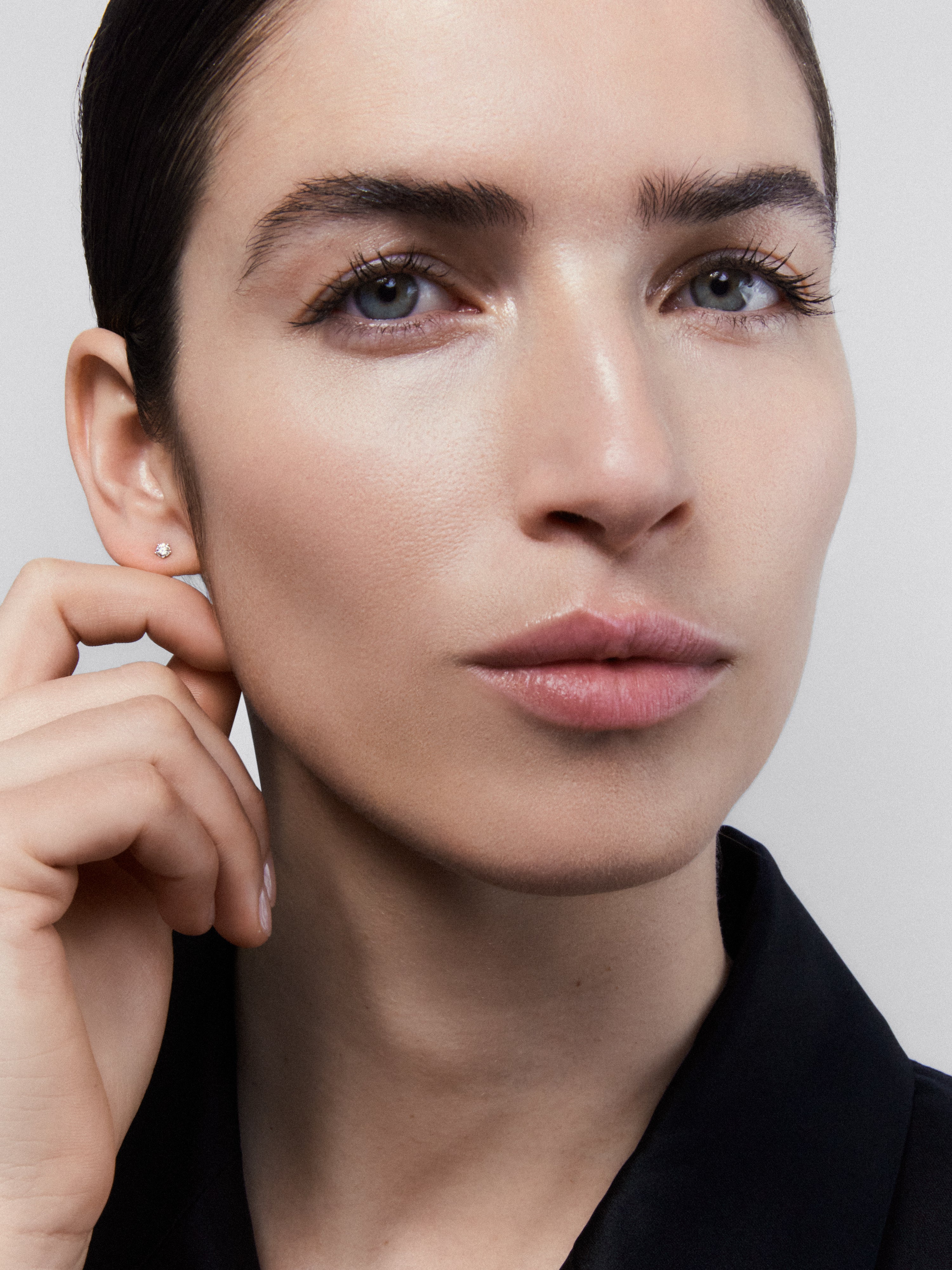Pendientes de oro blanco de 18K con diamante solitario