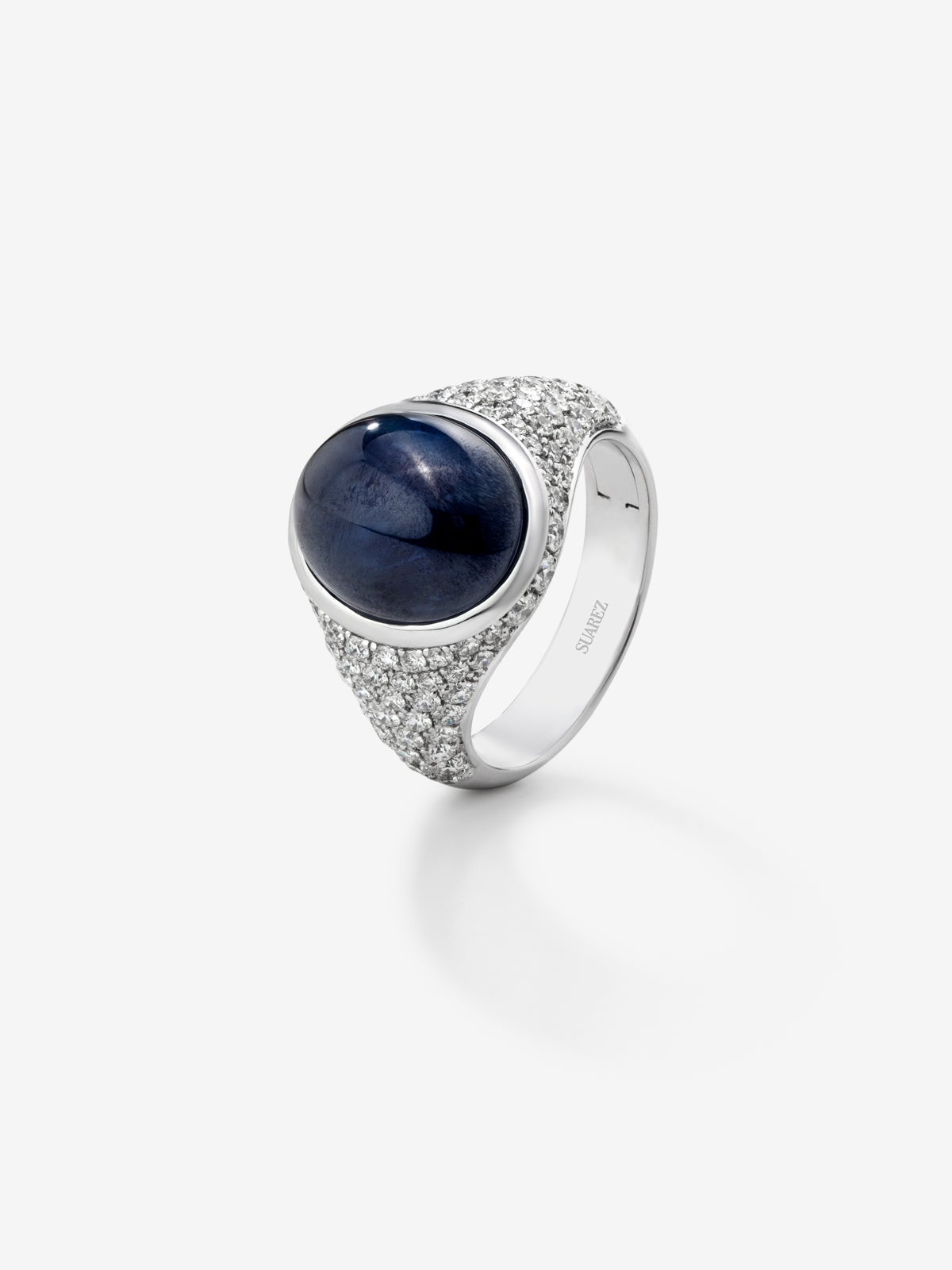 Anillo de oro blanco de 18K con zafiro azul