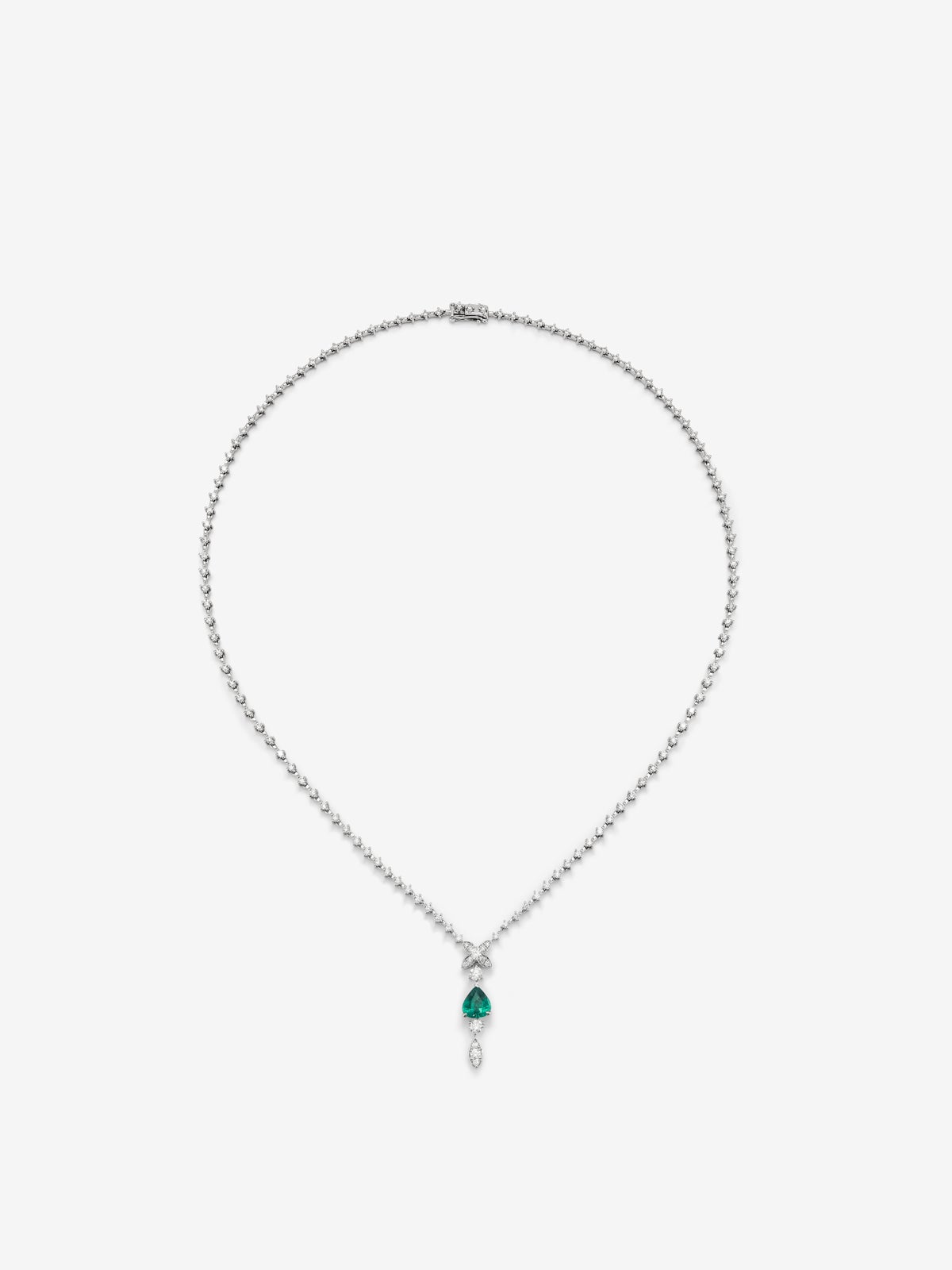 Collar de oro blanco de 18K con esmeralda verde en talla pera de 0,73 cts y diamantes blancos en talla brillante de 2,35 cts