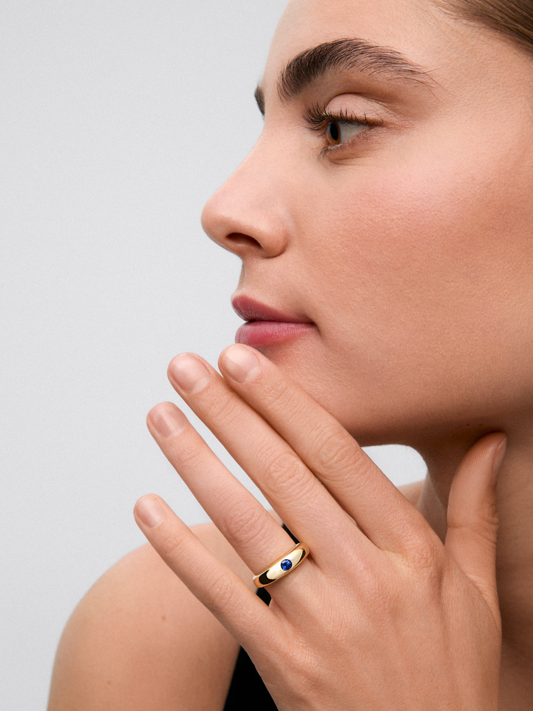 18K yellow gold ring with 0.29 ct brilliant-cut blue sapphire