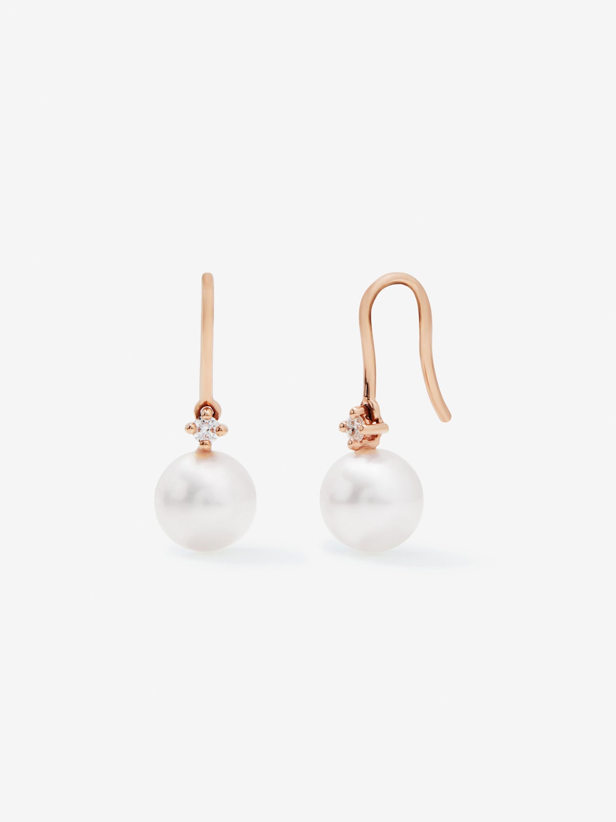 18k rose gold hanging earring with 8mm akoya pearl and diamond.