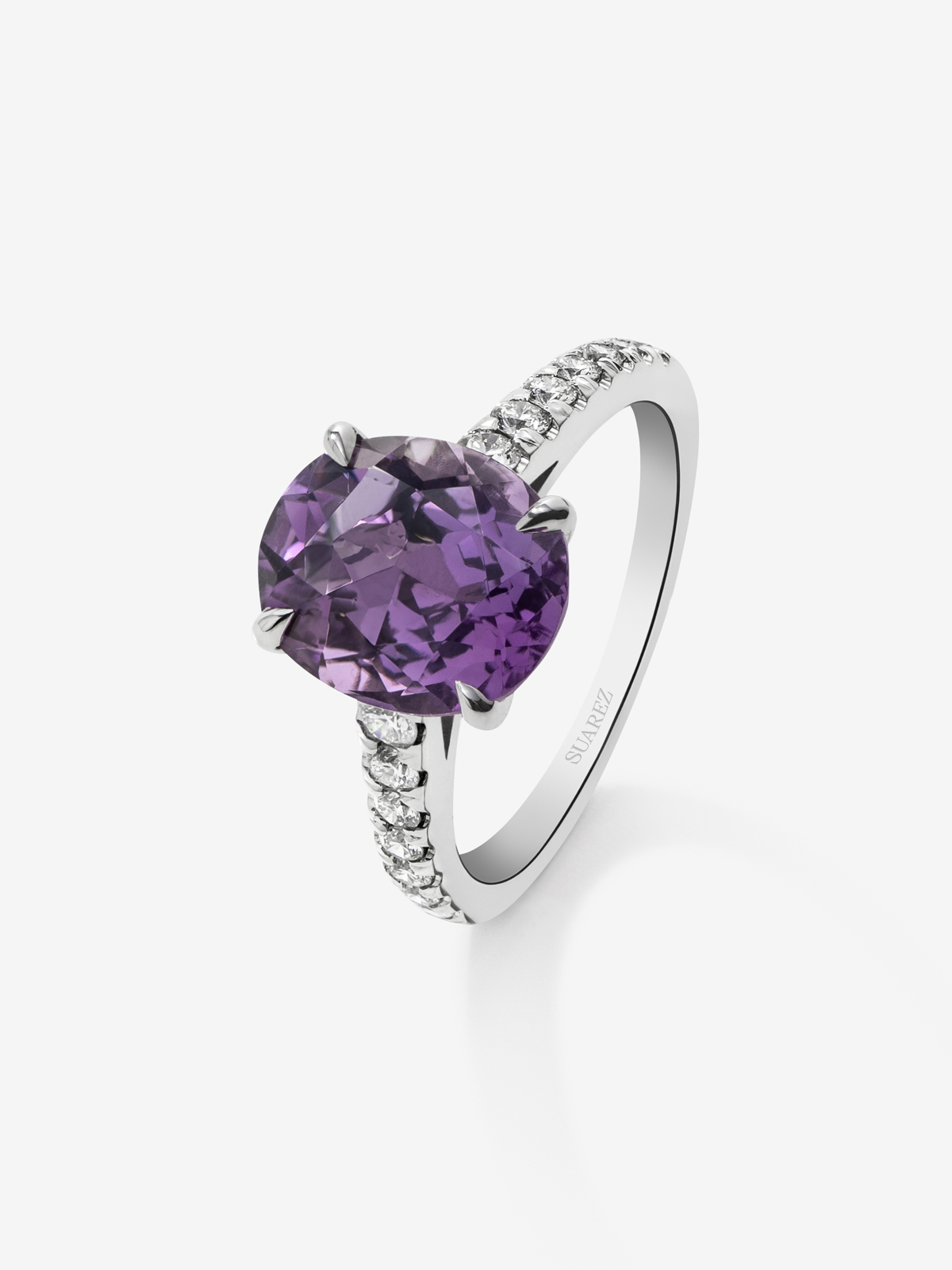 Anillo solitario de oro blanco de 18K con amatista y diamante