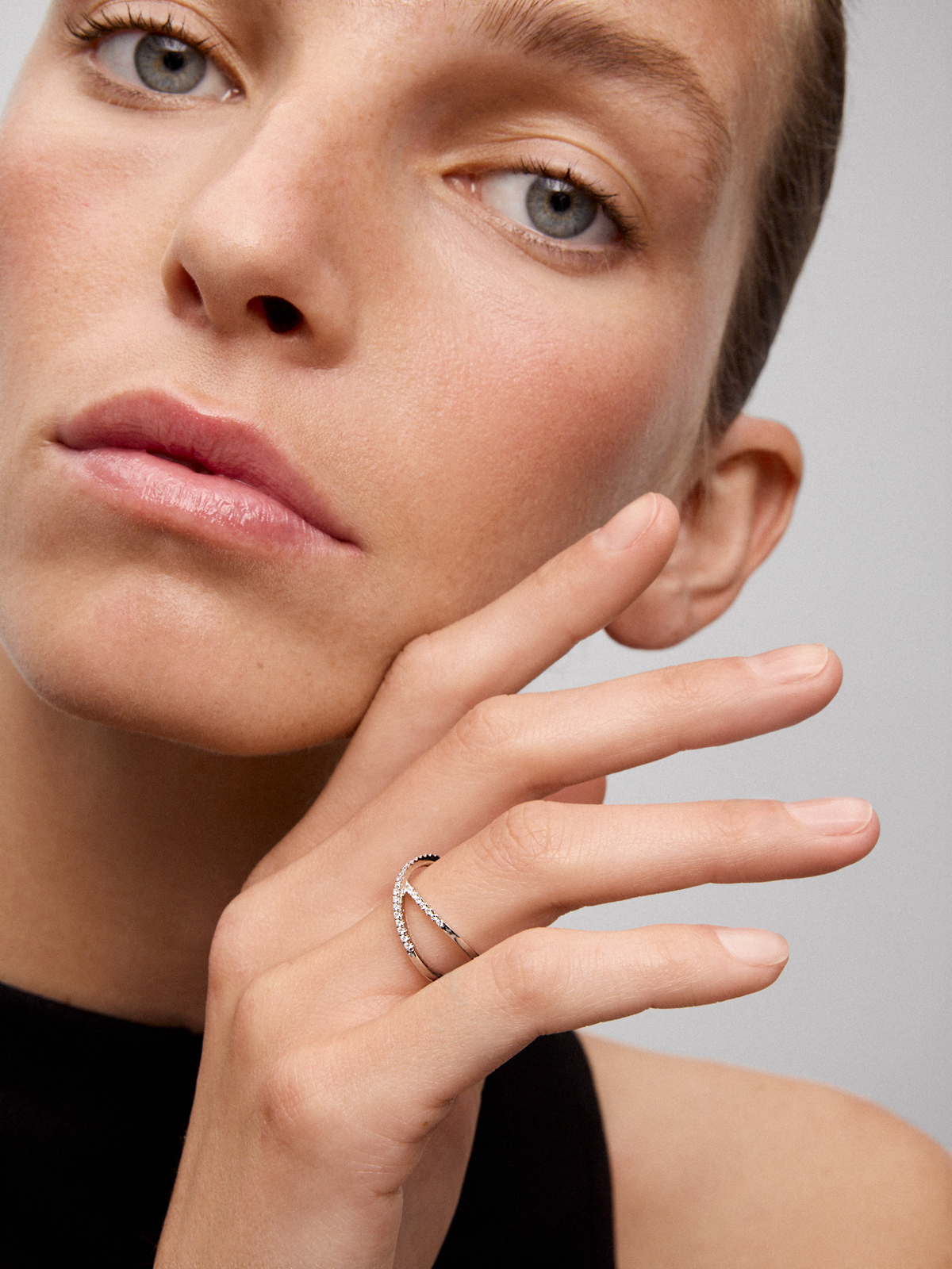 Anillo doble de oro blanco de 18K de diamantes