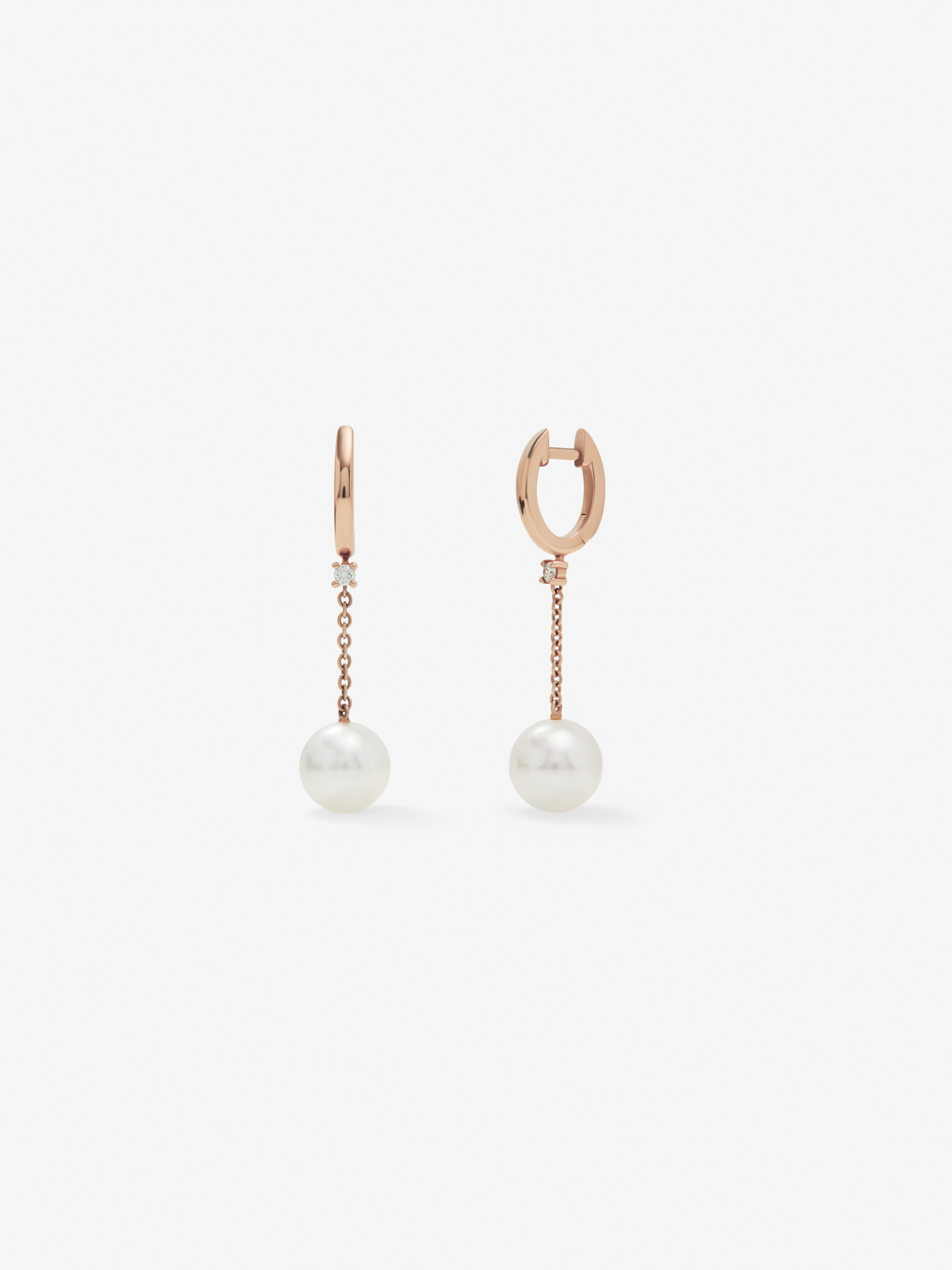 Pendientes de aro y cadena de oro rosa de 18K con diamantes blancos en talla brillante de 0,07 cts y perlas akoya 8,5 mm
