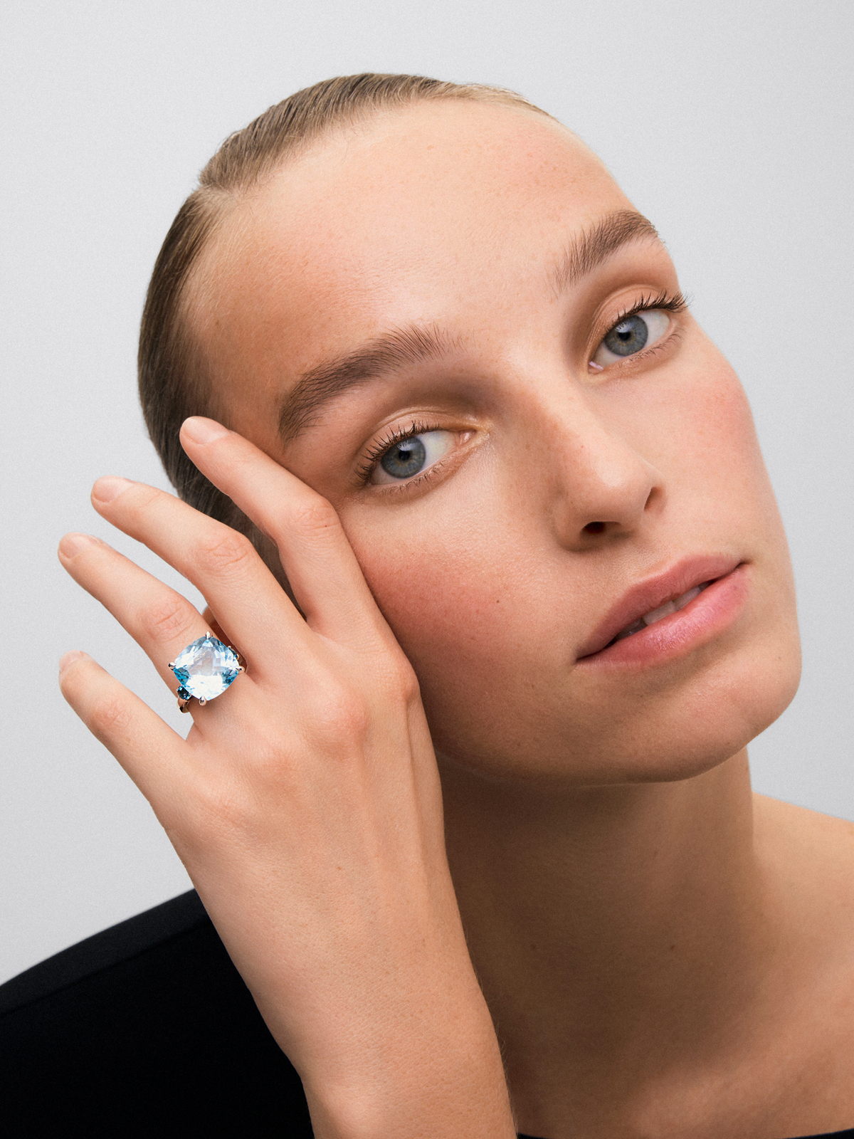 Anillo tresillo de plata con piedras topacio azul Sky central de 16,90cts y topacios azul London