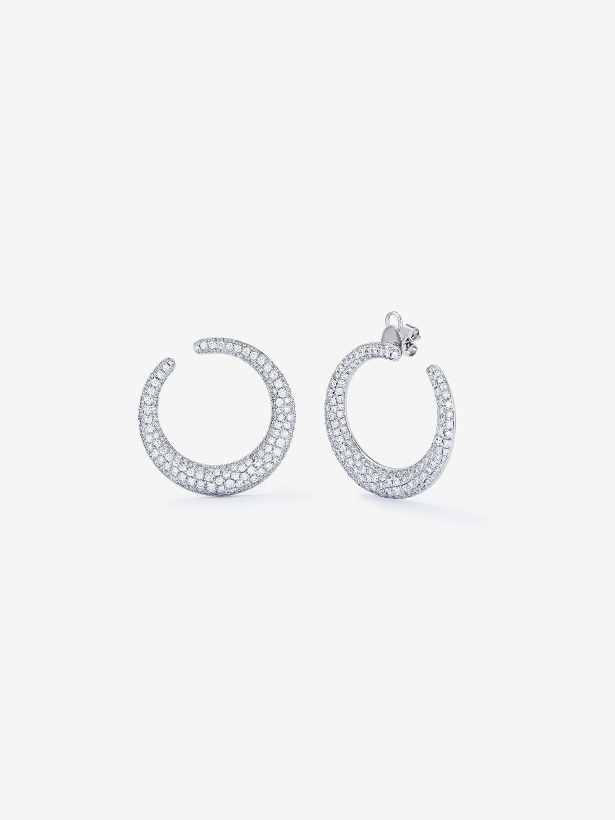Pendientes de aro abiertos grandes de oro blanco de 18K con pavé de diamantes blancos en talla brillante de 3,9 cts