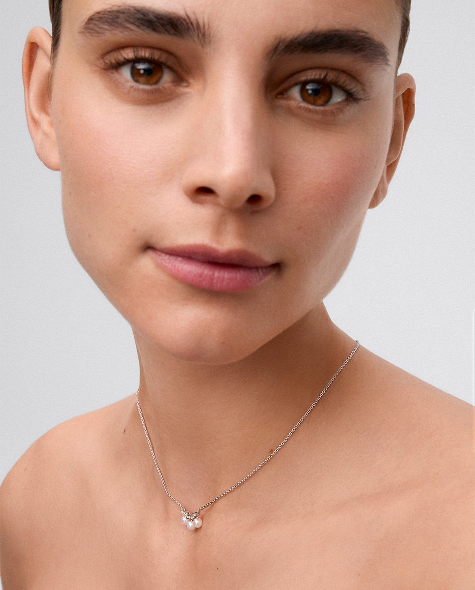Colgante cadena de oro blanco de 18k con tres perlas Akoya y diamantes