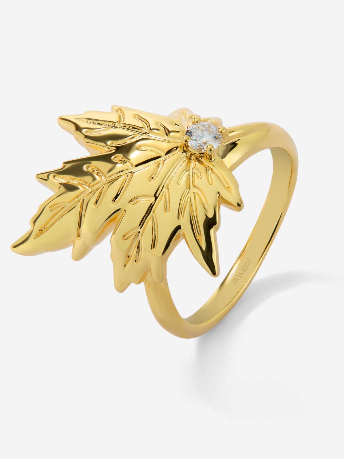 Anillo de oro amarillo de 18K con diamante central en talla brillante de 0,12 cts y forma de hoja de arce 