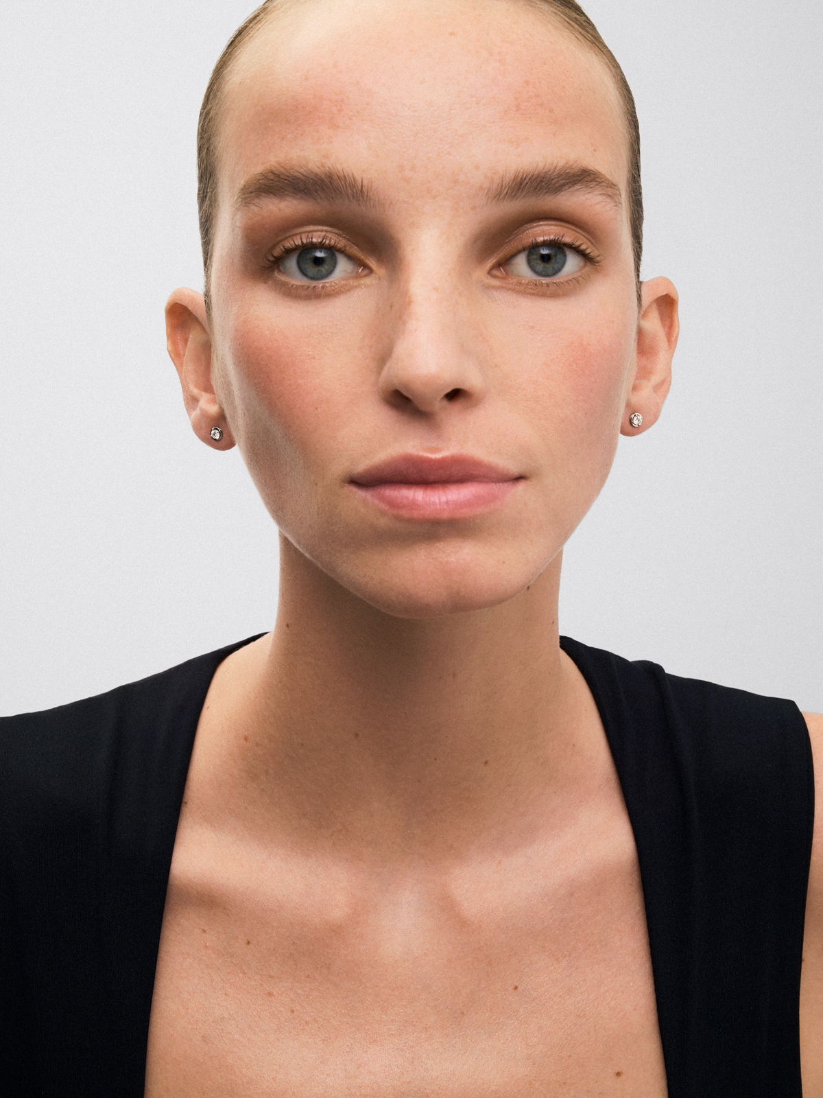 Pendientes de oro blanco de 18K con diamante solitario