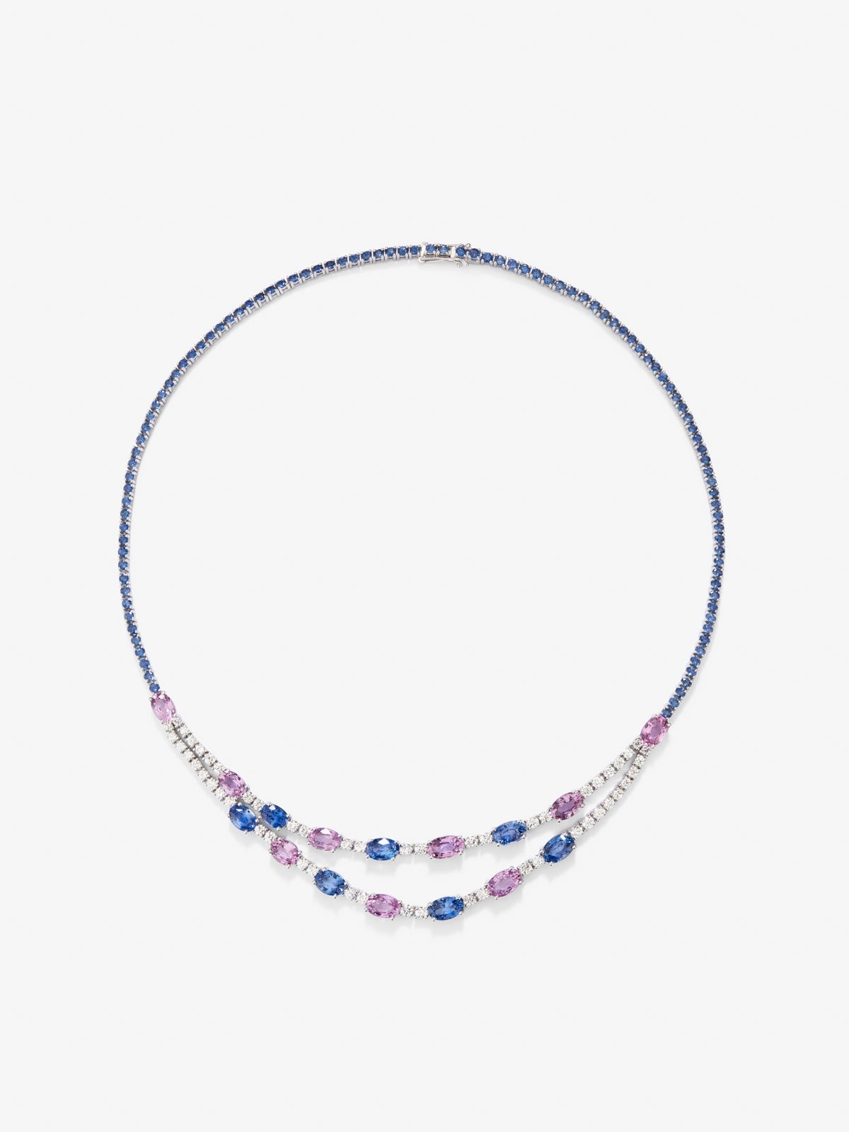 Collar de oro blanco de 18K con zafiros azules en talla oval de 15,7 cts, zafiros rosas en talla oval de 10,17 cts y diamantes blancos en talla brillante de 3,08 cts