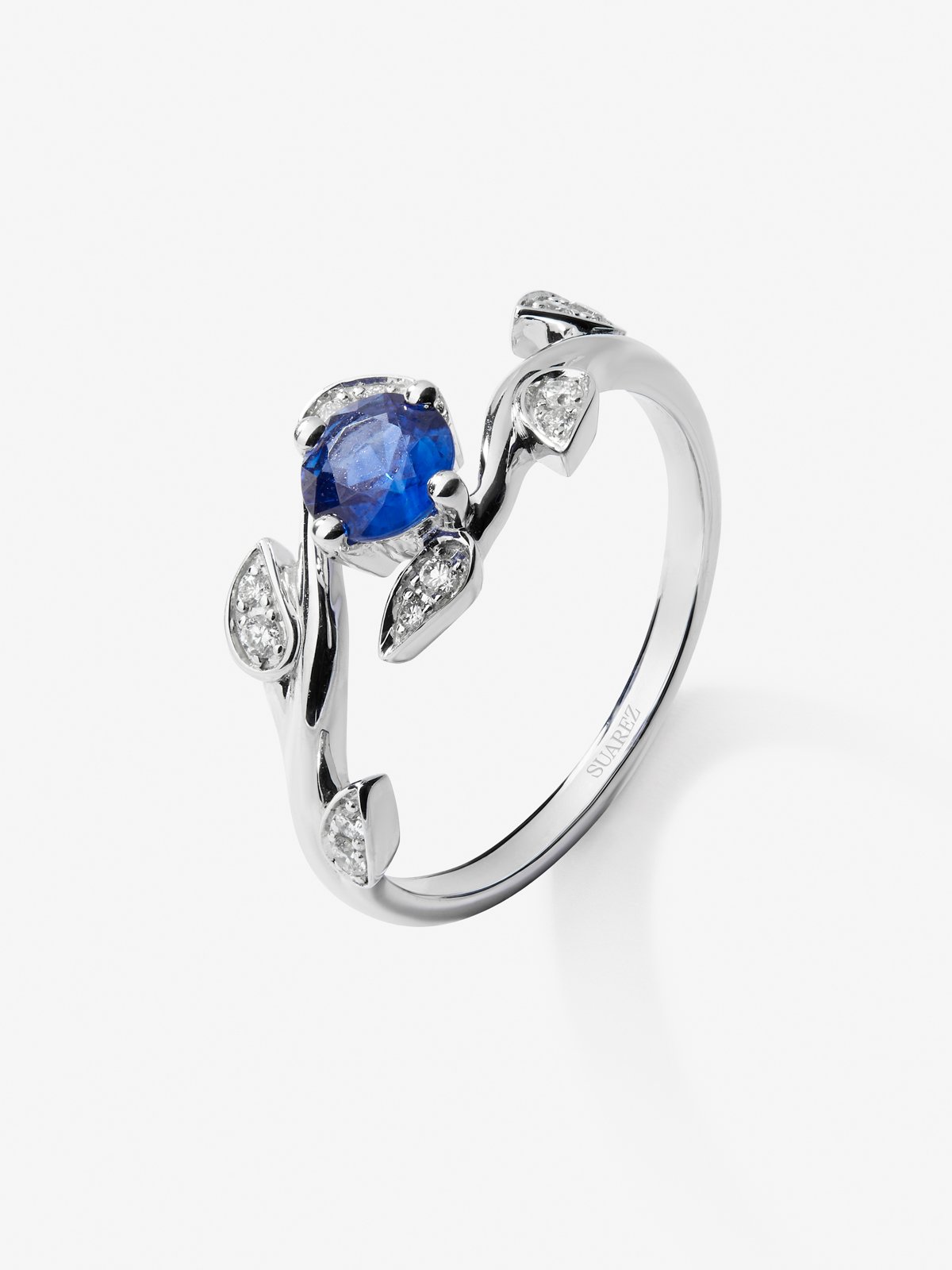 18K white gold ring with brilliant-cut blue sapphire of 0.46 cts and 12 brilliant-cut diamonds with a total of 0.09 cts