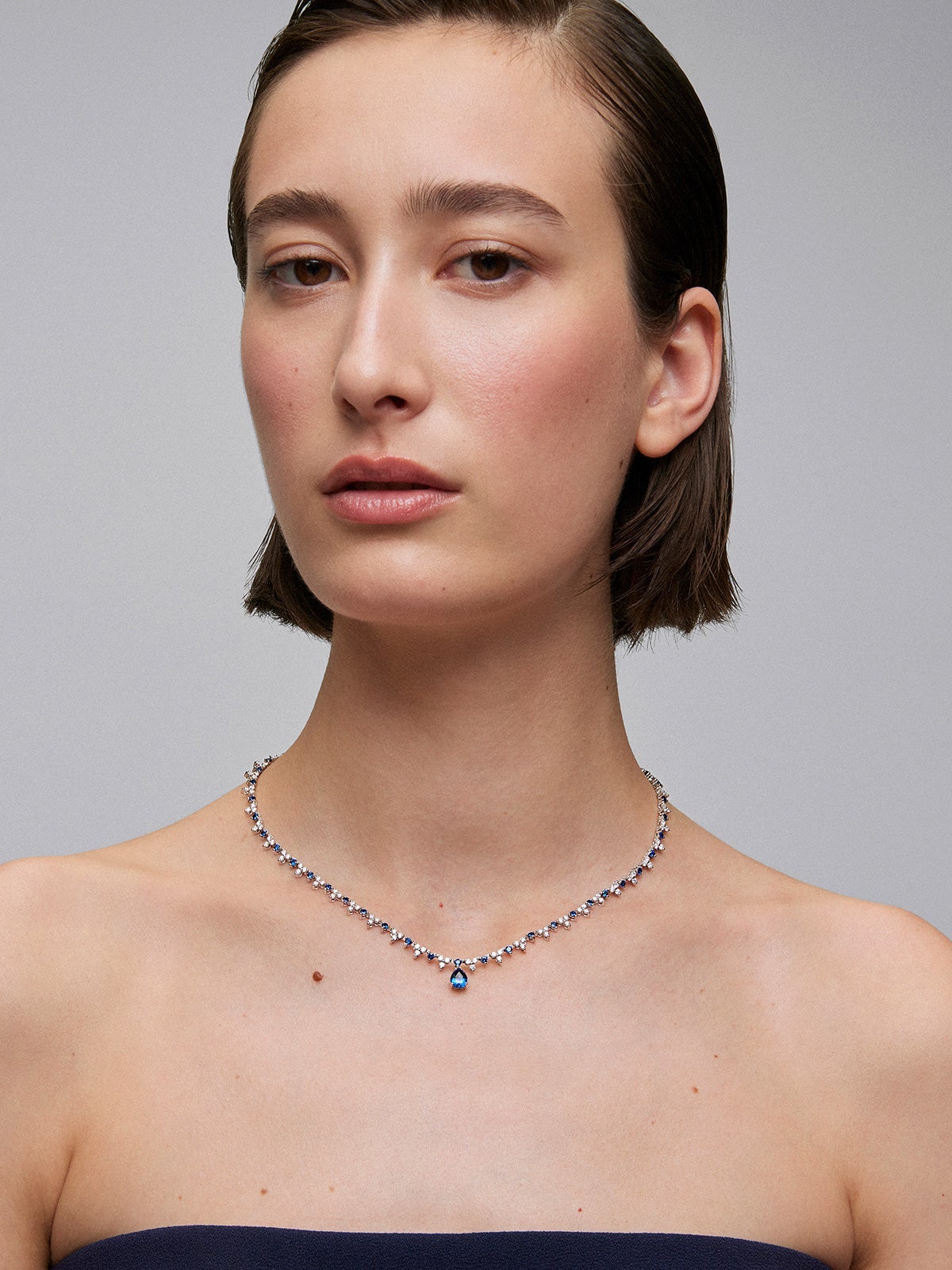 Collar de oro blanco de 18K con zafiro azul royal en talla pera de 1,25 cts, zafiros azules en talla brillante de 2,96 y diamantes blancos en talla brillante de 4,27 cts