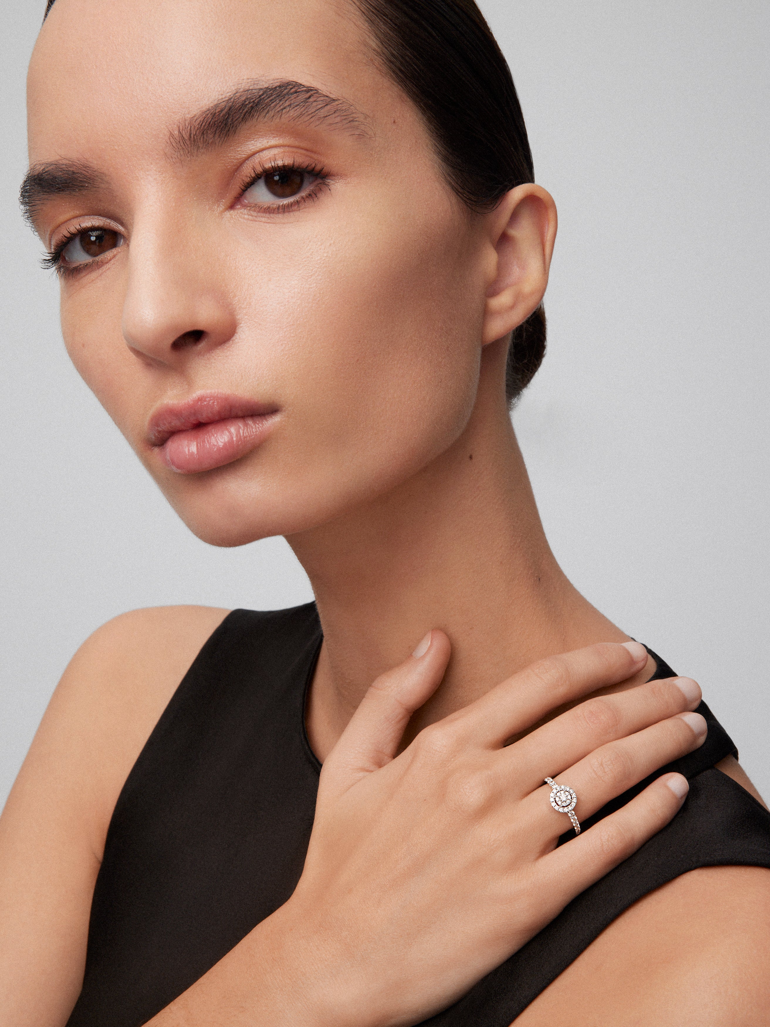 Anillo de oro blanco de 18K con orla de diamantes en pavé