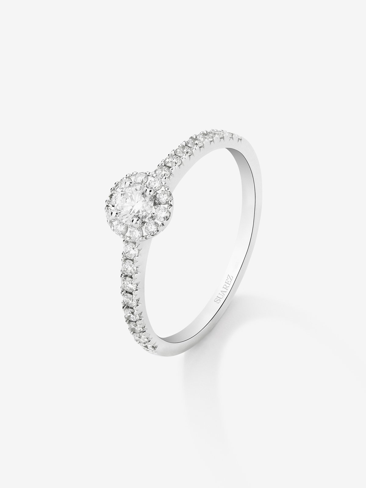 18K white gold ring with central brilliant-cut diamond of 0.1 cts and 28 brilliant-cut diamonds with a total of 0.2 cts