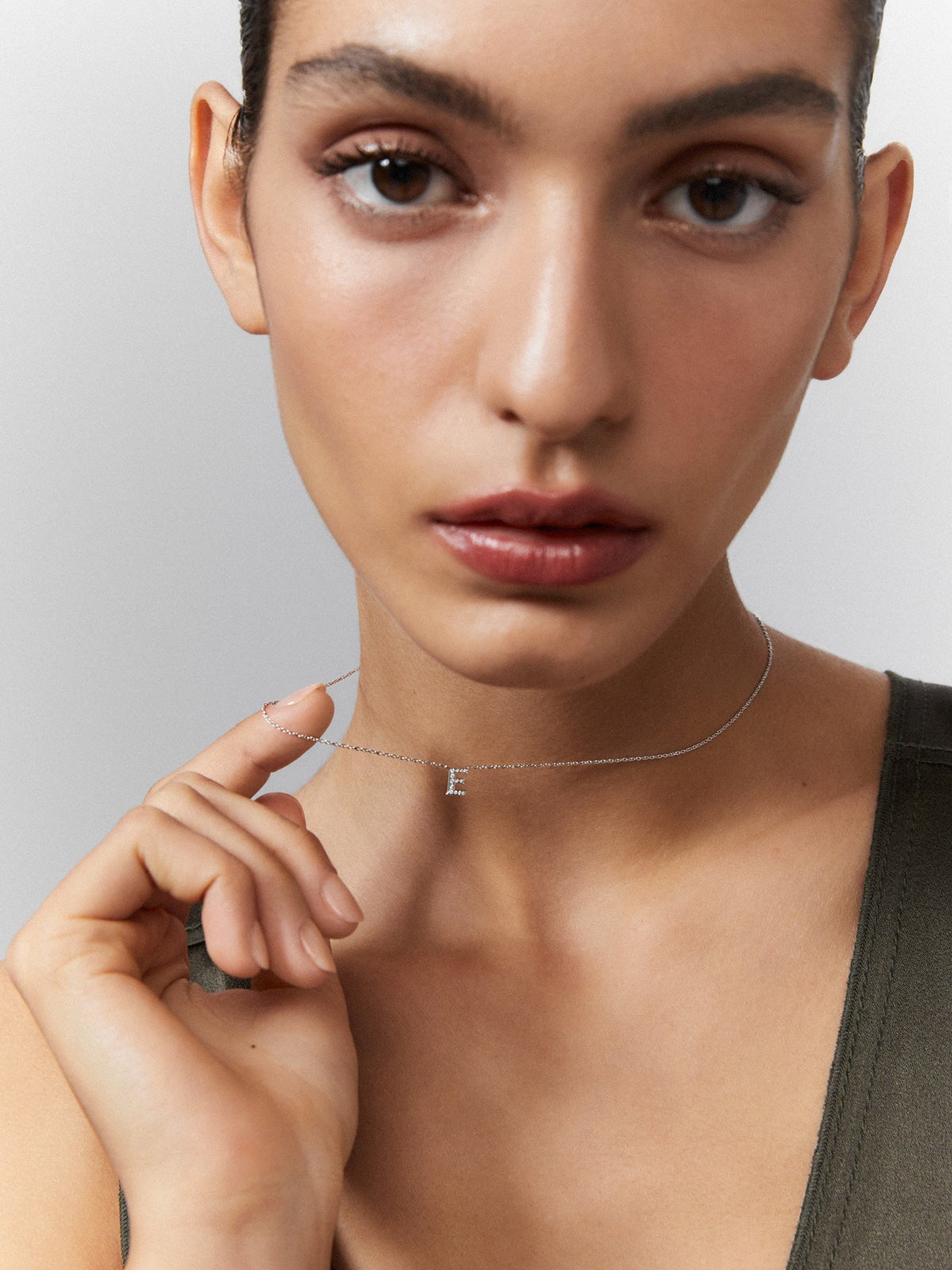 Colgante cadena con inicial pequeña de oro blanco de 18K y diamantes
