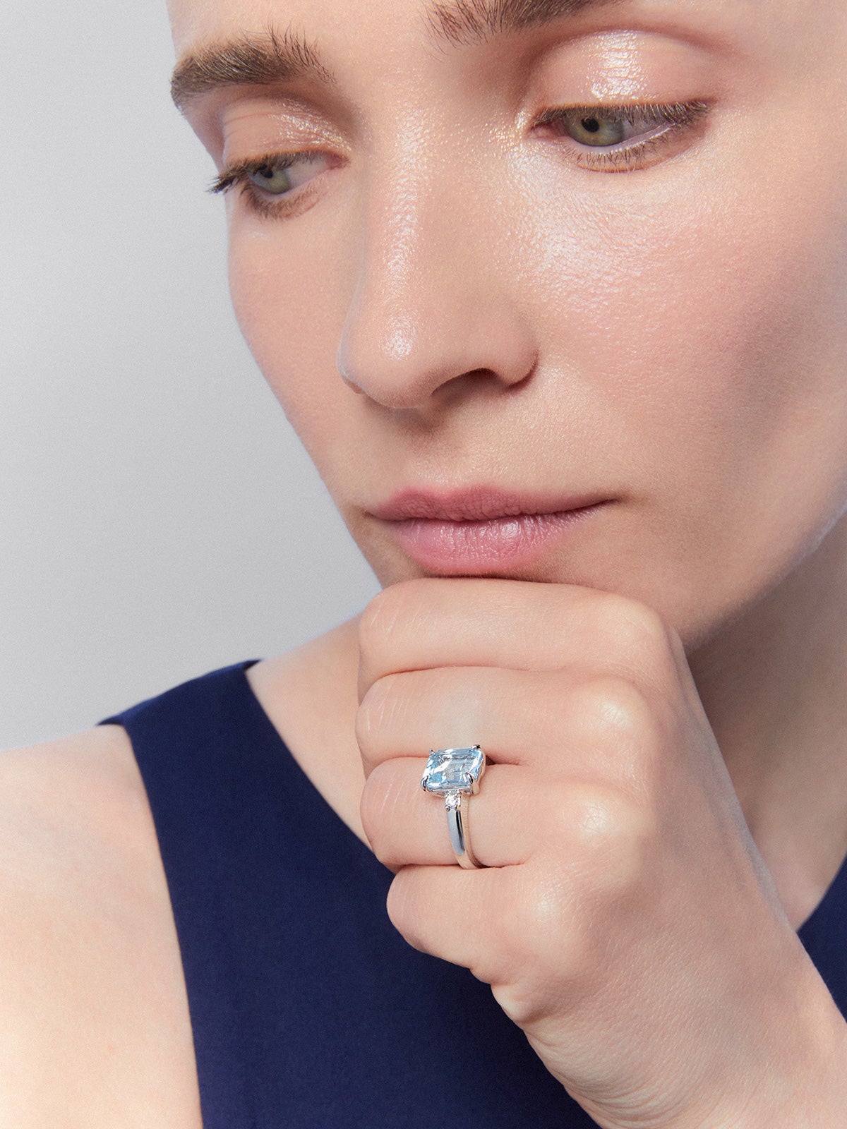 Anillo tresillo de plata con piedra topacio azul Sky central de 3,60cts y diamantes